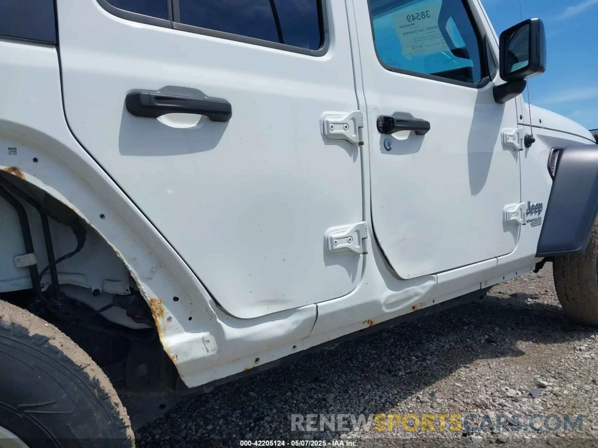 17 Photograph of a damaged car 1C4HJXDN5KW618297 JEEP WRANGLER UNLIMITED 2019