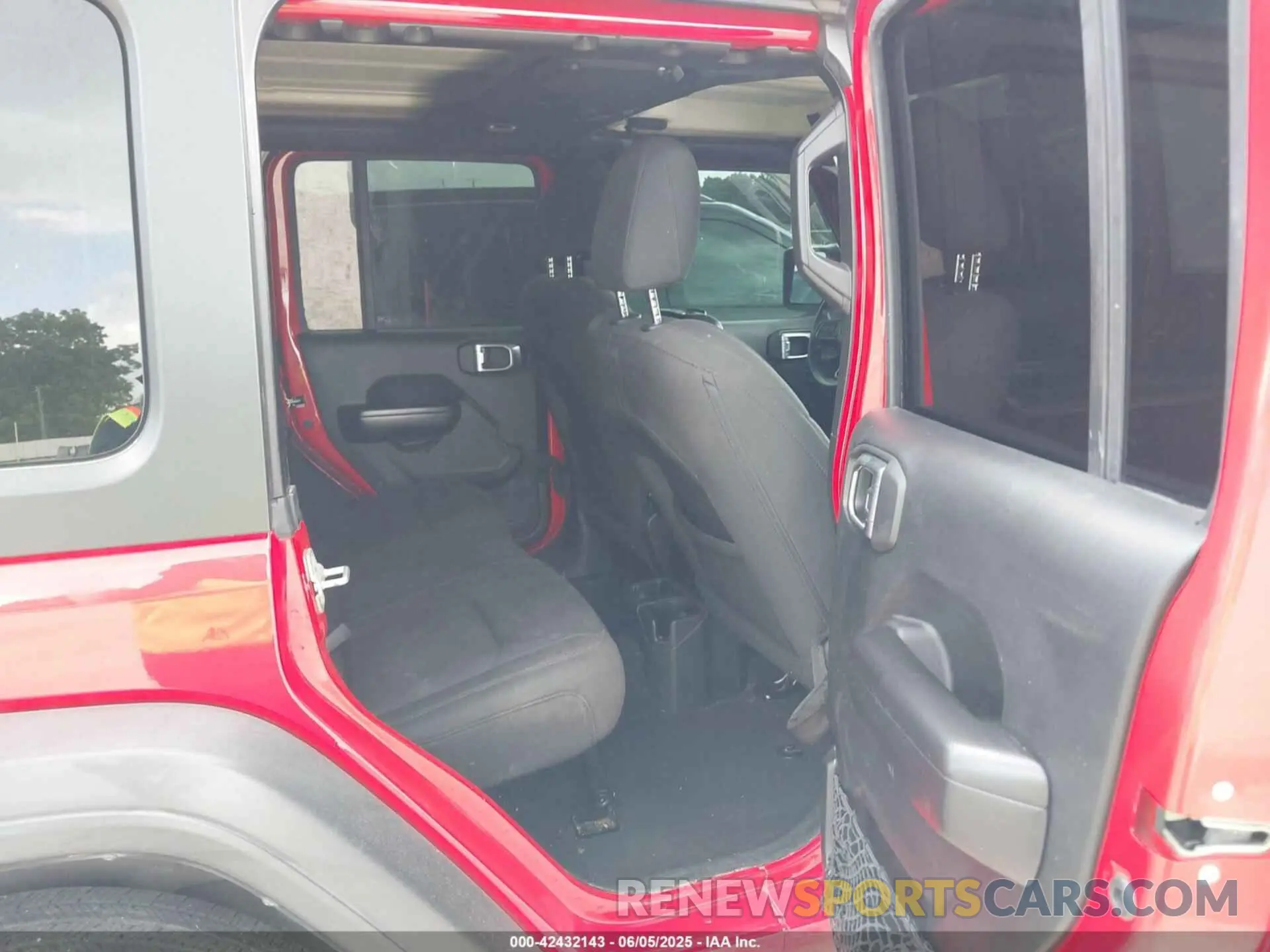 8 Photograph of a damaged car 1C4HJXDN6KW639739 JEEP WRANGLER UNLIMITED 2019
