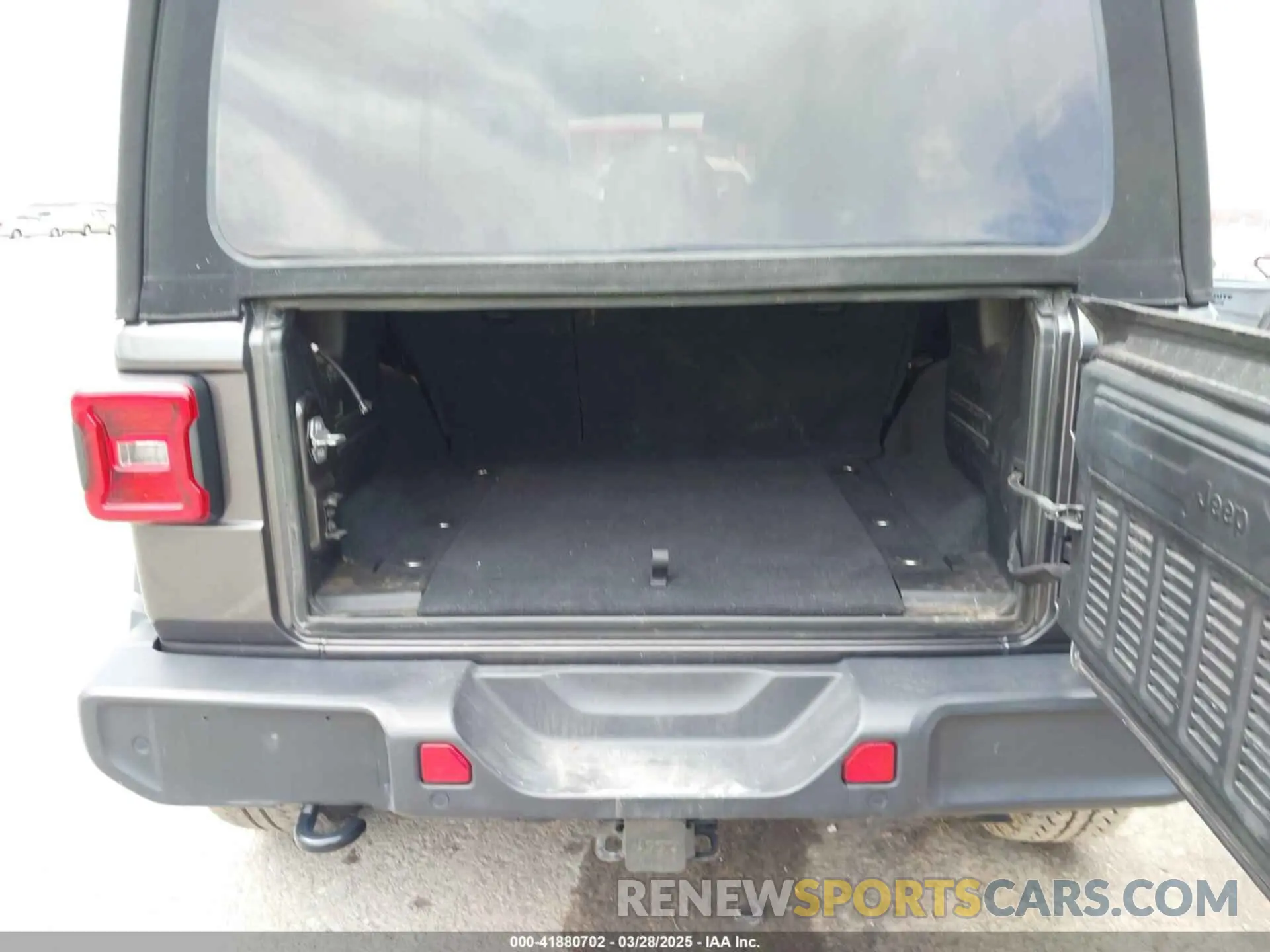 18 Photograph of a damaged car 1C4HJXEN3KW622167 JEEP WRANGLER UNLIMITED 2019