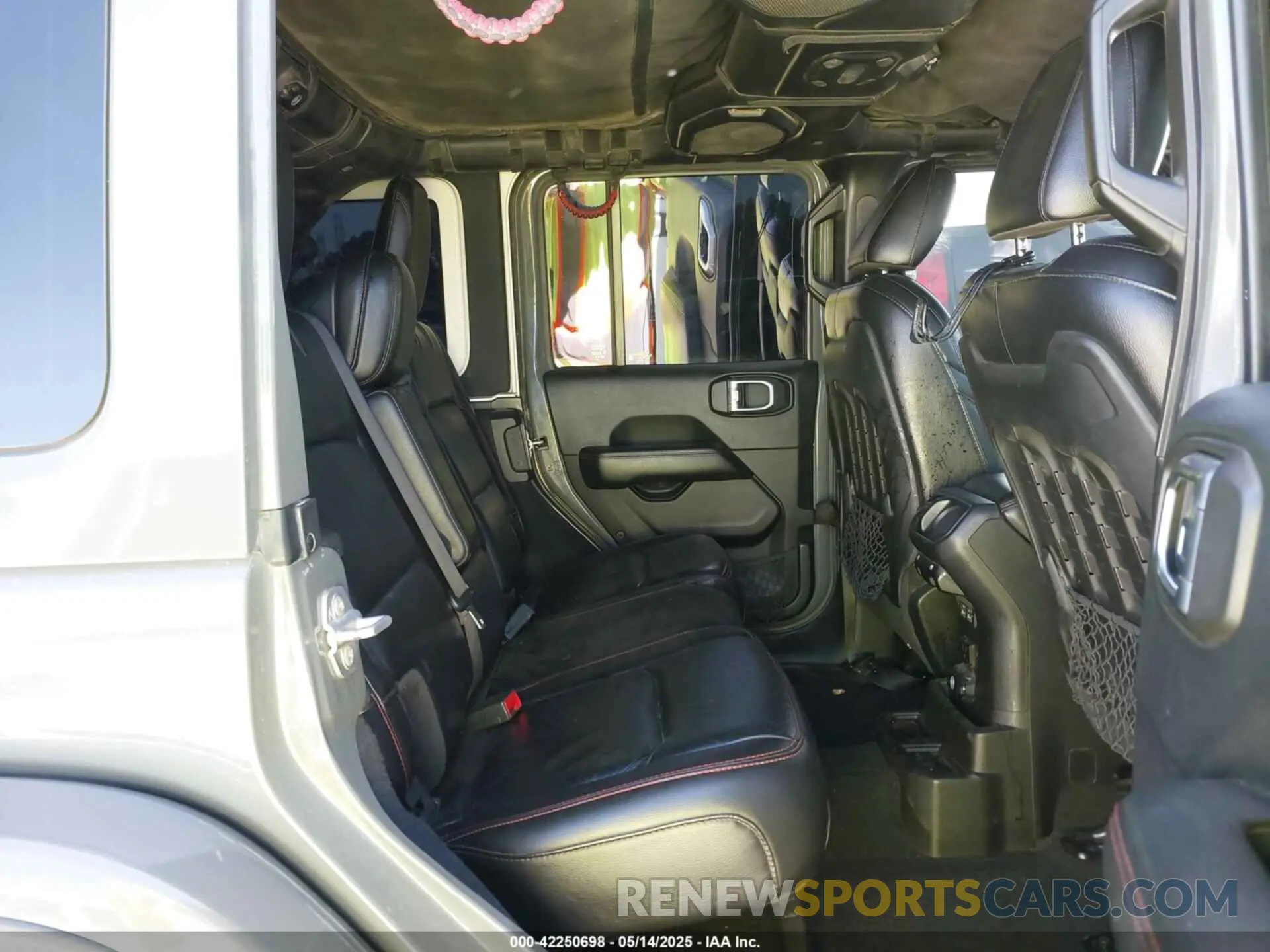 8 Photograph of a damaged car 1C4HJXFN6KW547401 JEEP WRANGLER UNLIMITED 2019