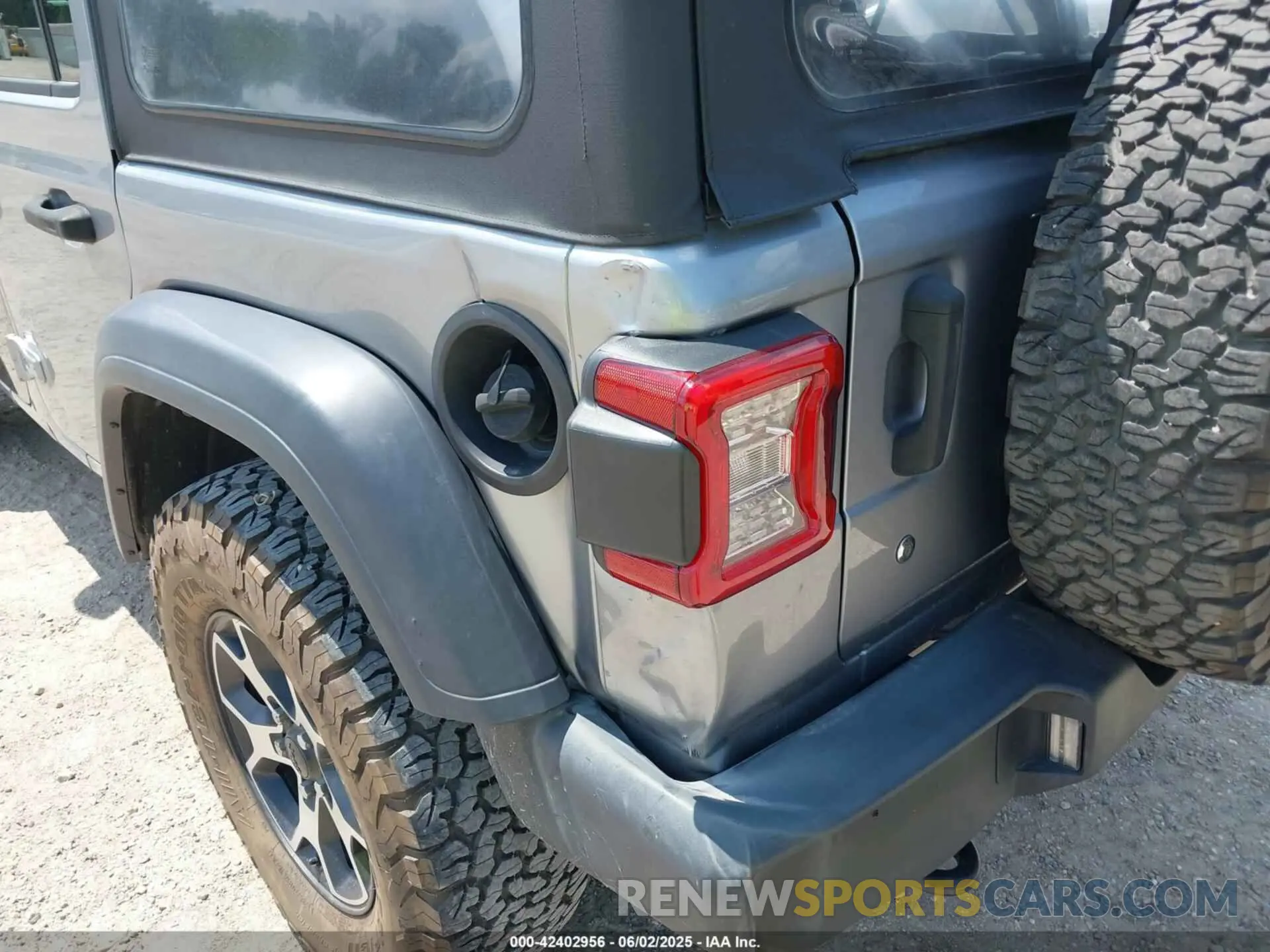 18 Photograph of a damaged car 1C4HJXDN6LW181802 JEEP WRANGLER UNLIMITED 2020