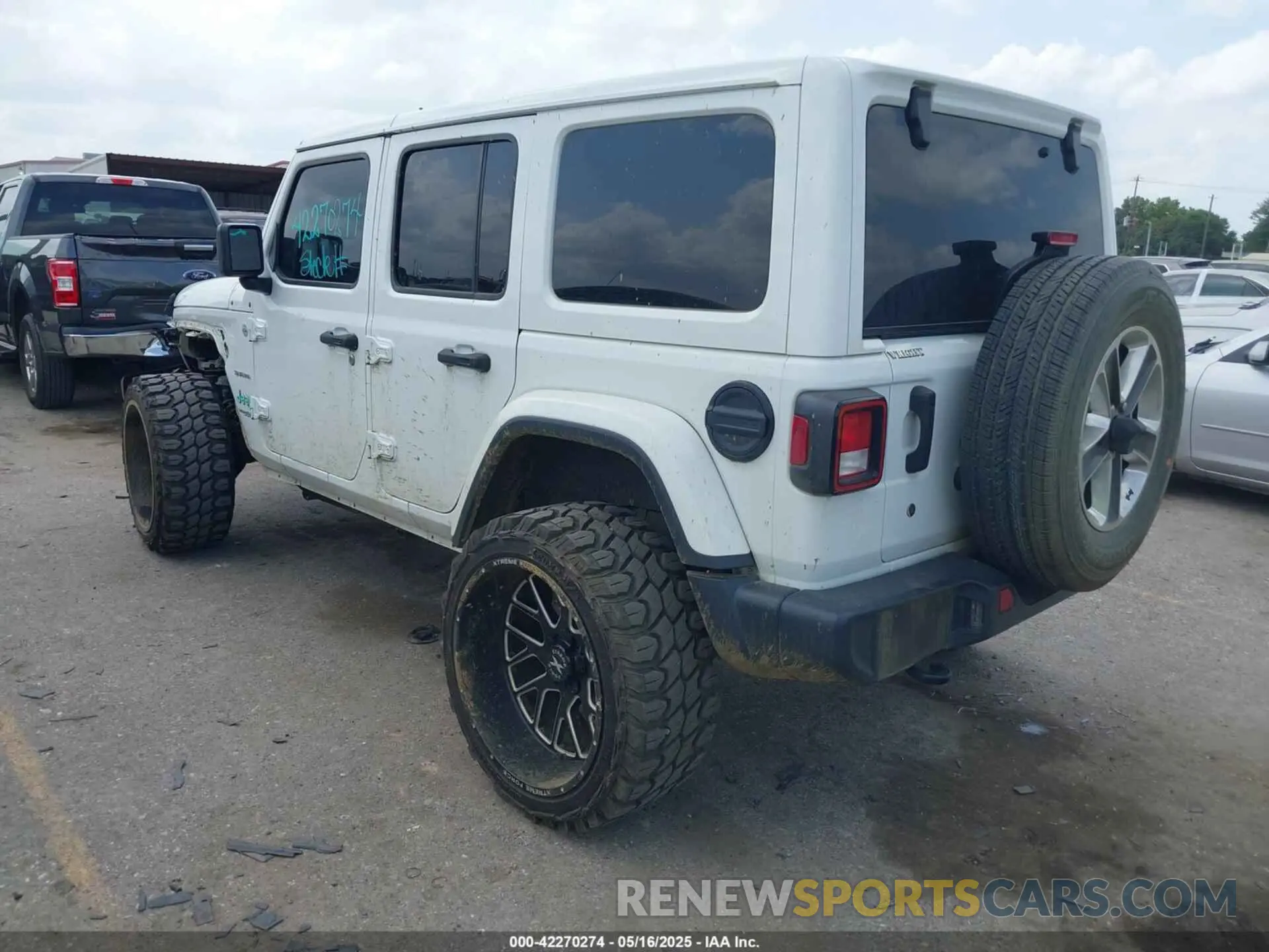 3 Photograph of a damaged car 1C4HJXEG2LW265227 JEEP WRANGLER UNLIMITED 2020