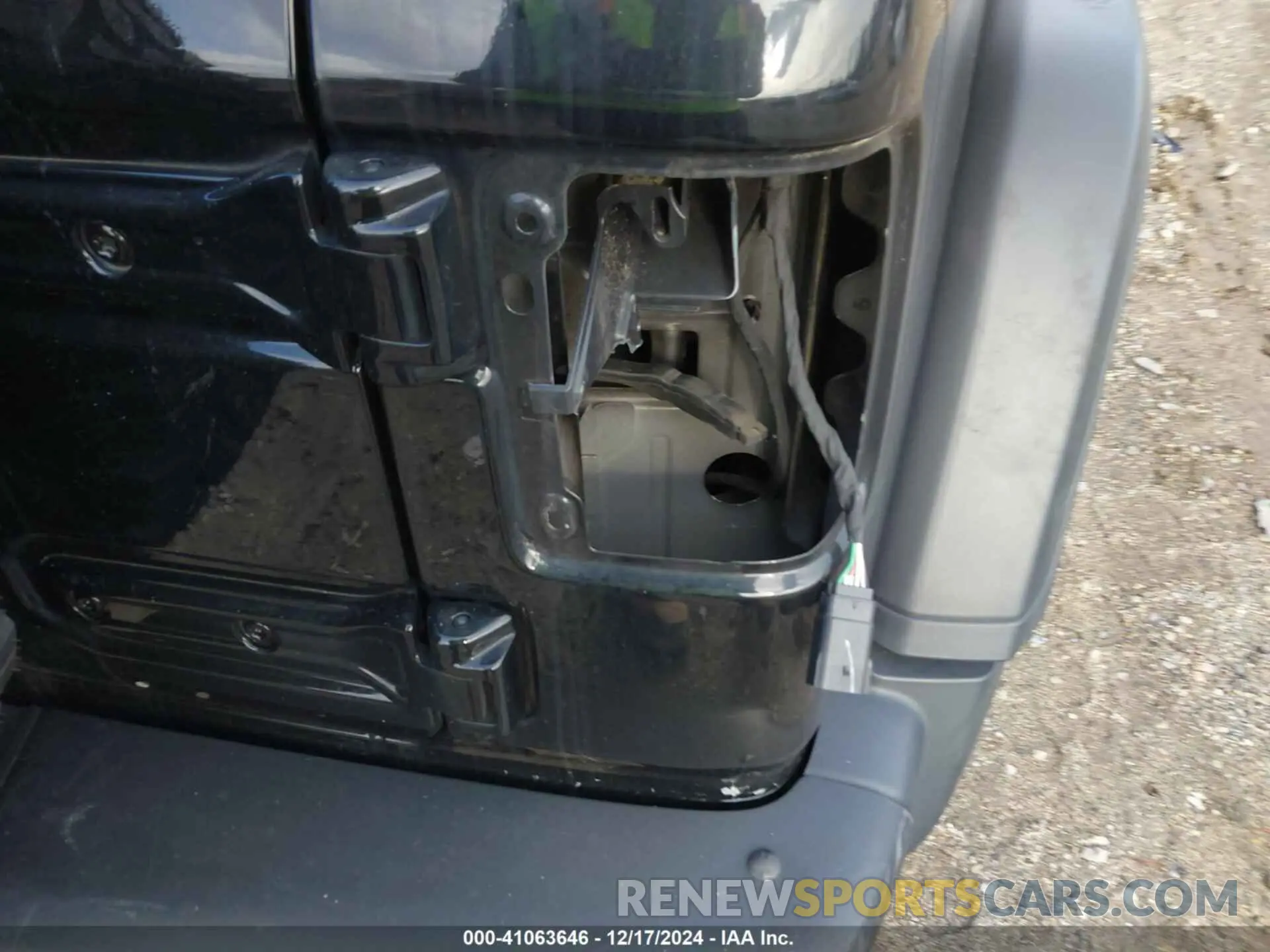 18 Photograph of a damaged car 1C4HJXFN8LW324066 JEEP WRANGLER UNLIMITED 2020