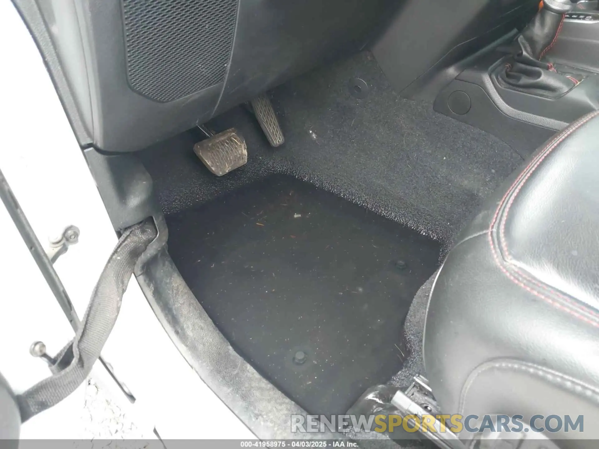 17 Photograph of a damaged car 1C4JJXFM9LW275517 JEEP WRANGLER UNLIMITED 2020