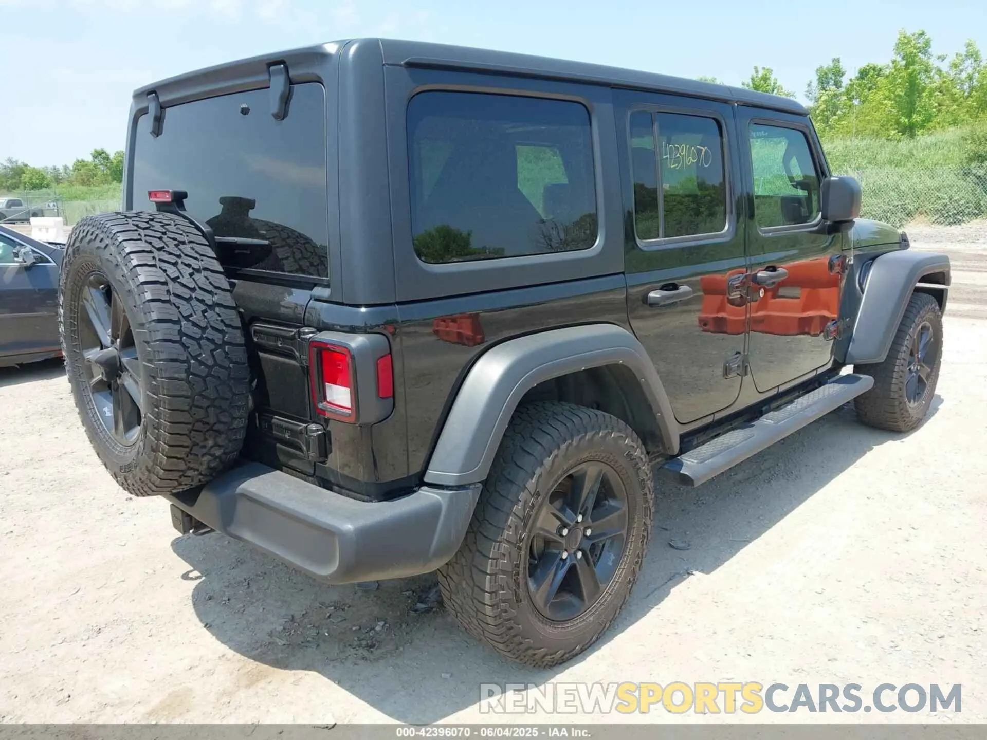 4 Photograph of a damaged car 1C4HJXDG2MW789125 JEEP WRANGLER UNLIMITED 2021