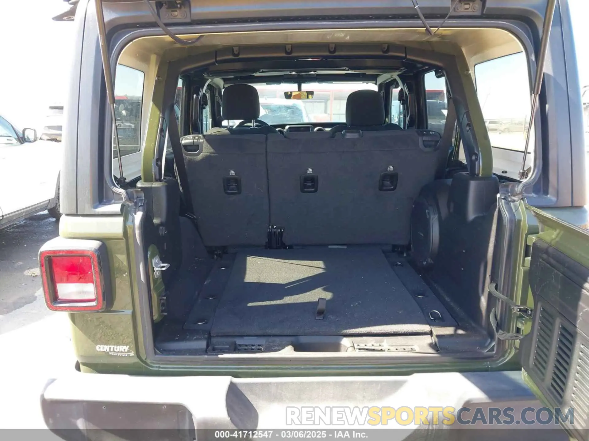 17 Photograph of a damaged car 1C4HJXDG2MW814413 JEEP WRANGLER UNLIMITED 2021
