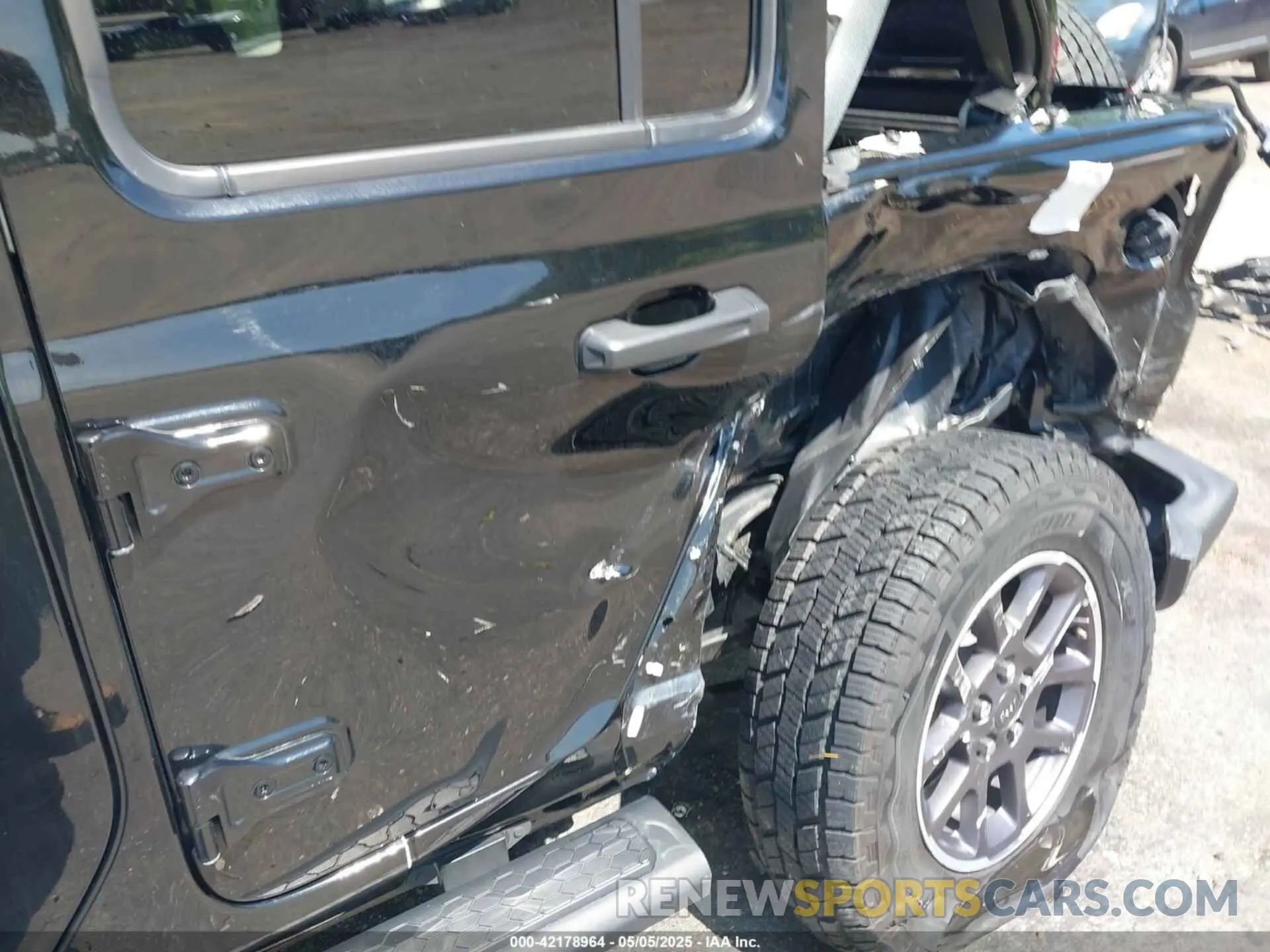 19 Photograph of a damaged car 1C4HJXDG4MW581070 JEEP WRANGLER UNLIMITED 2021