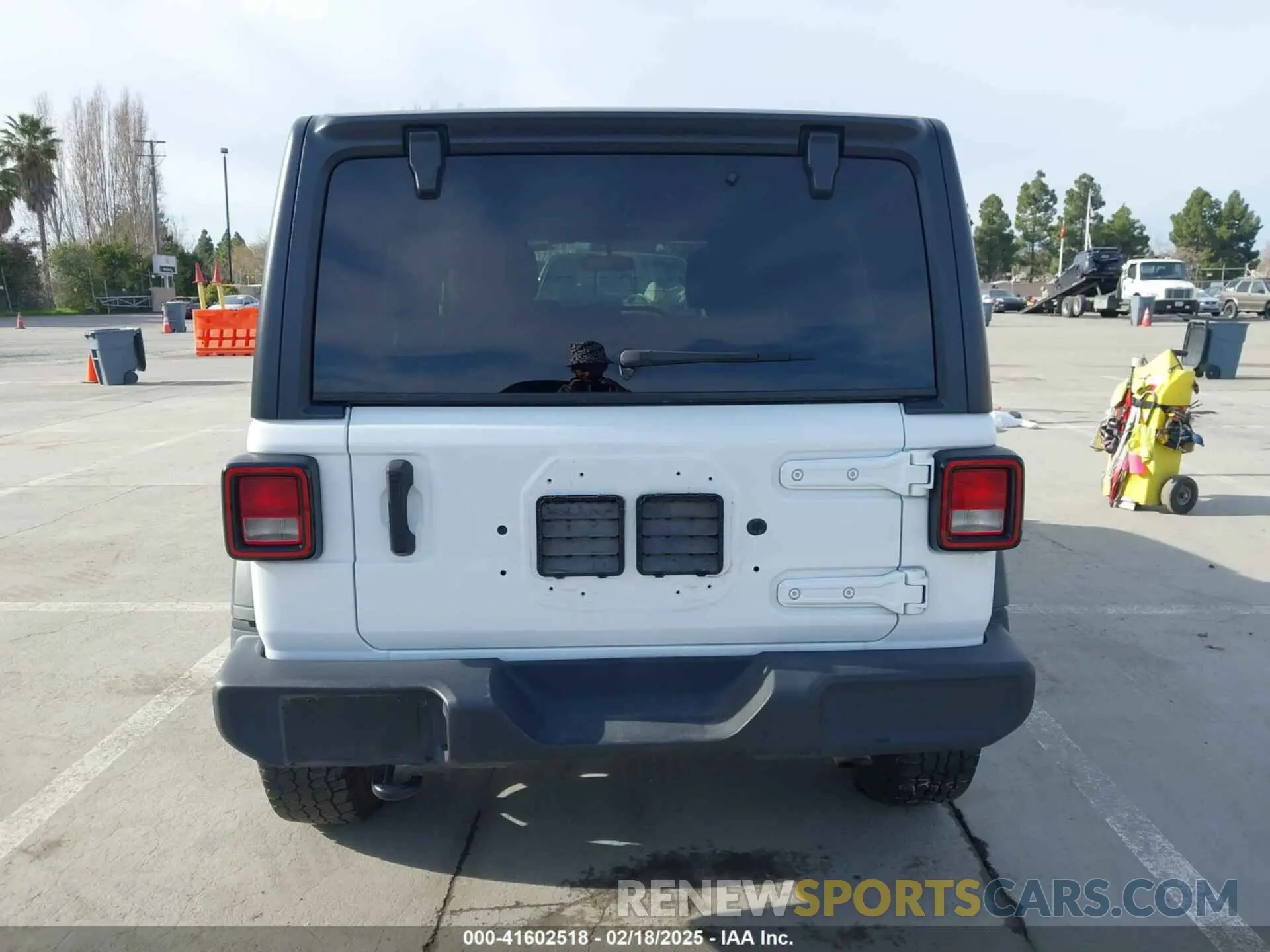 17 Photograph of a damaged car 1C4HJXDG9MW829362 JEEP WRANGLER UNLIMITED 2021