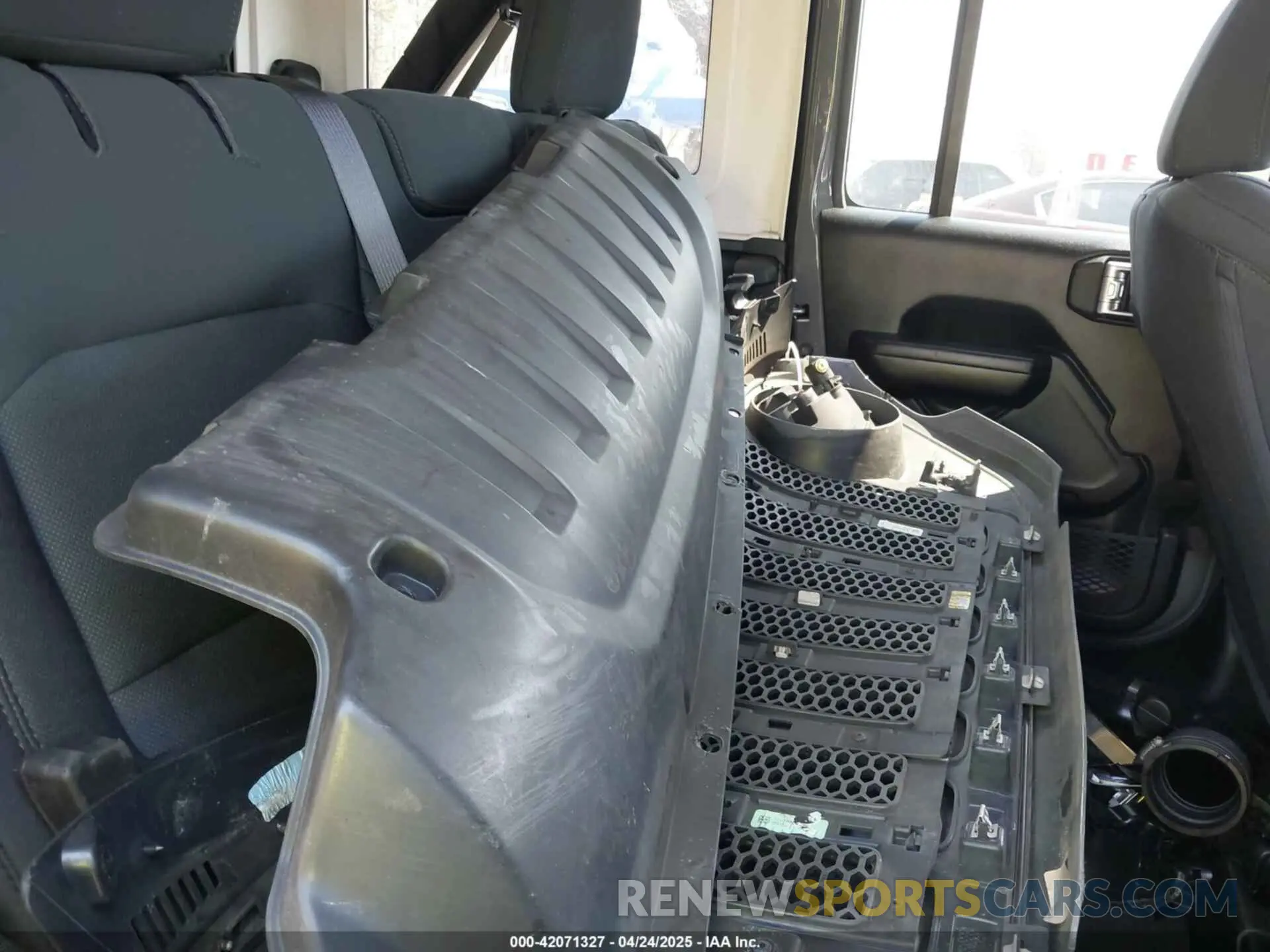 8 Photograph of a damaged car 1C4HJXDN4MW703859 JEEP WRANGLER UNLIMITED 2021