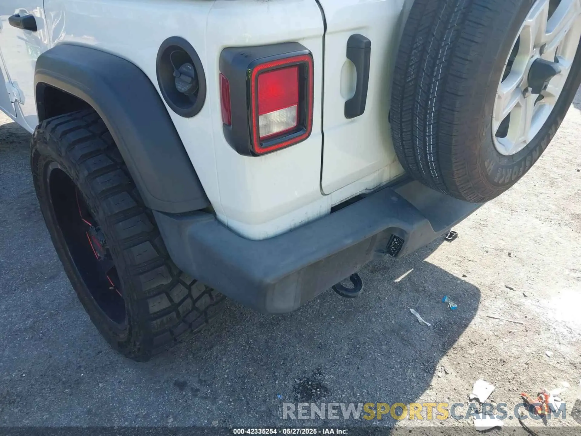 18 Photograph of a damaged car 1C4HJXDN7MW647934 JEEP WRANGLER UNLIMITED 2021