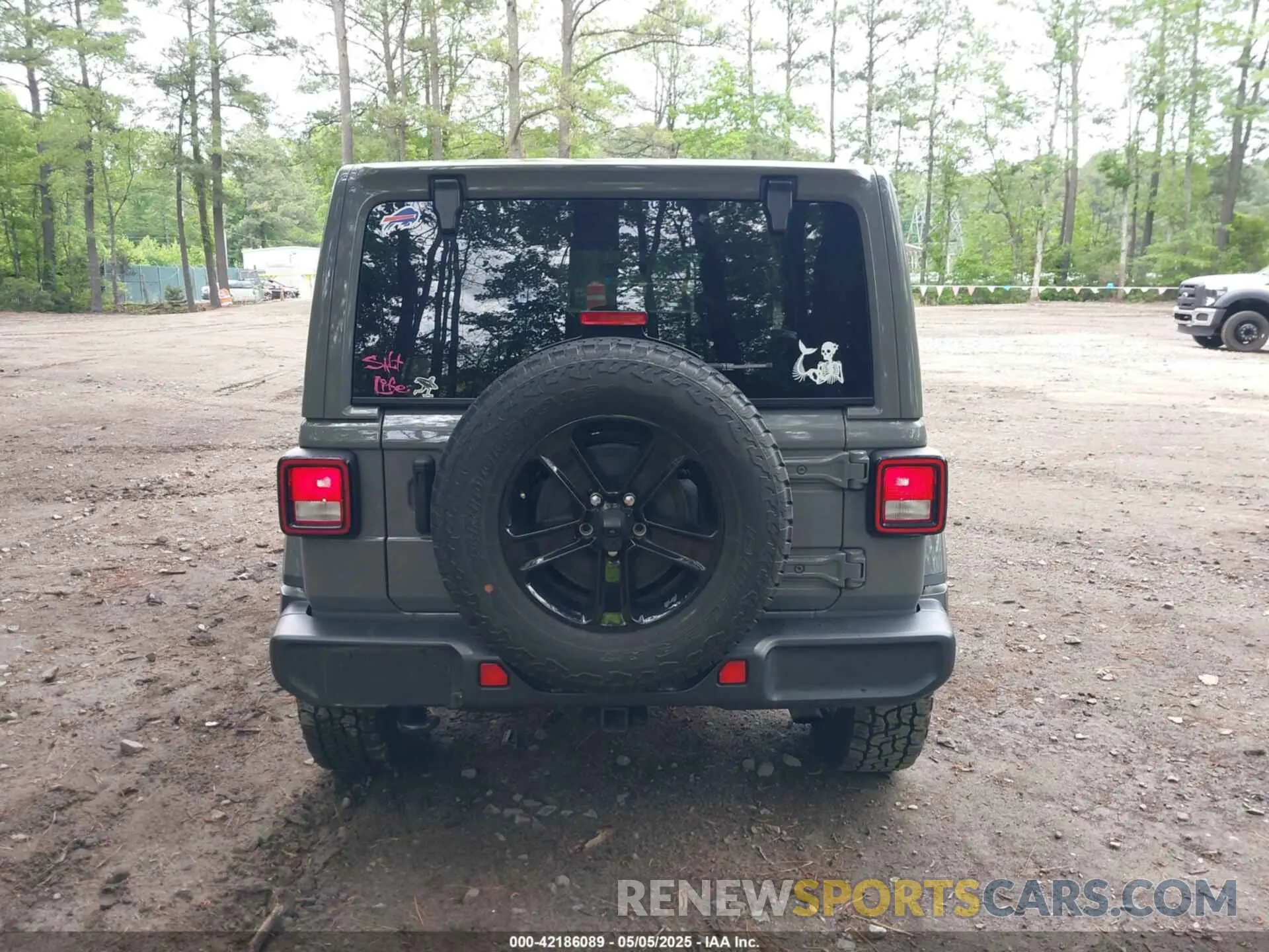 17 Photograph of a damaged car 1C4HJXEG0MW703812 JEEP WRANGLER UNLIMITED 2021