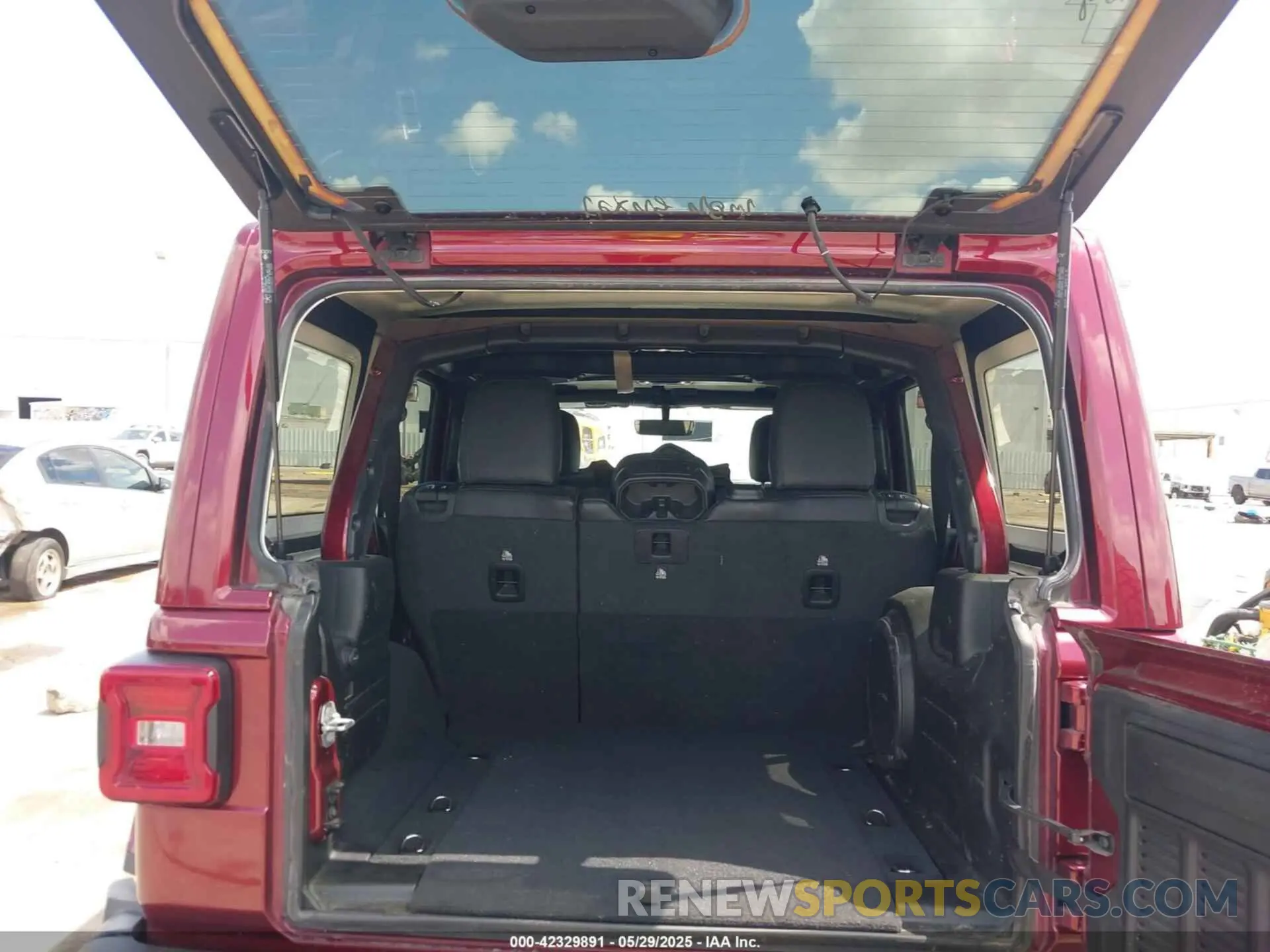 17 Photograph of a damaged car 1C4HJXEG5MW649214 JEEP WRANGLER UNLIMITED 2021