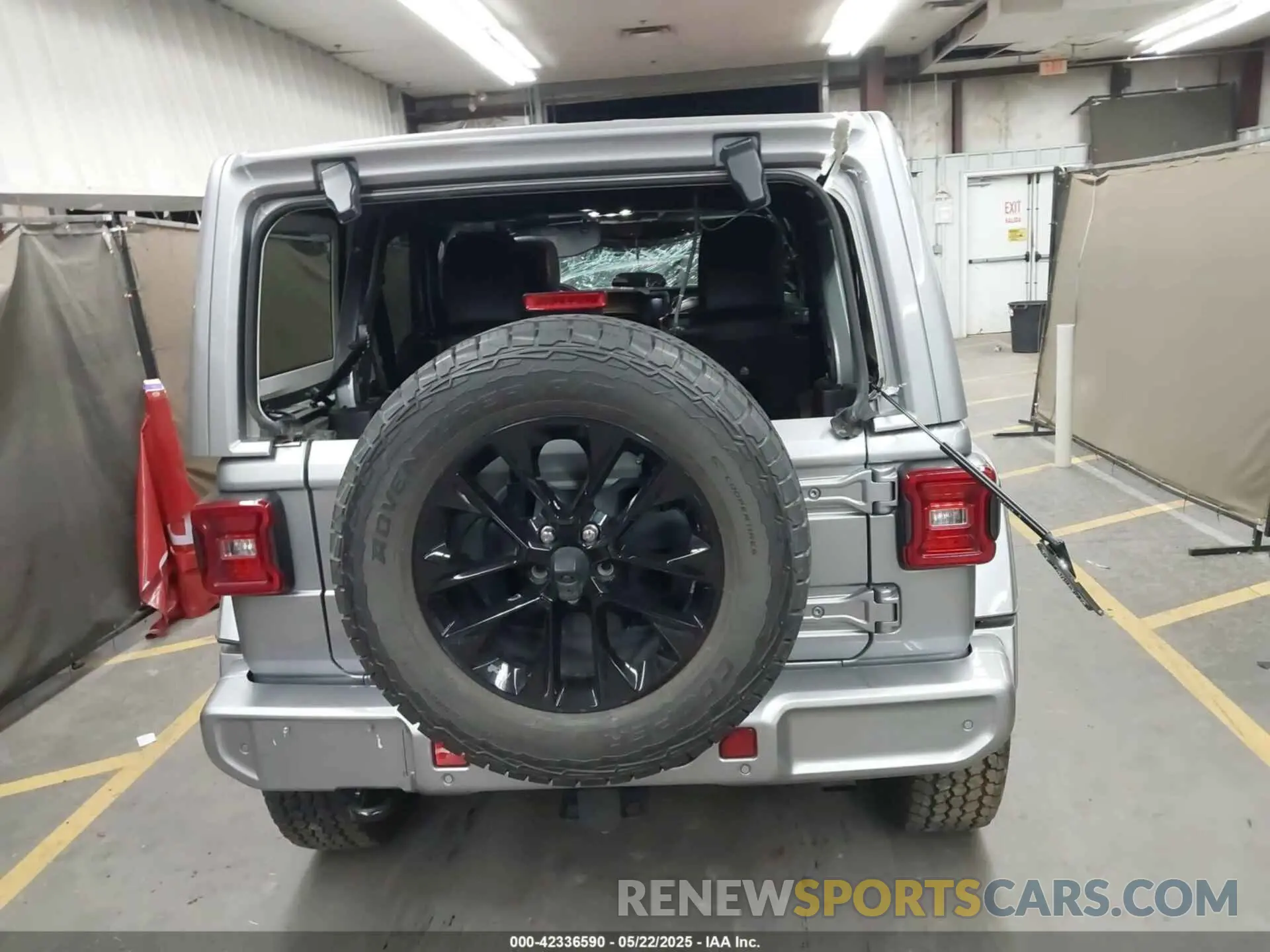 17 Photograph of a damaged car 1C4HJXEN1MW529568 JEEP WRANGLER UNLIMITED 2021