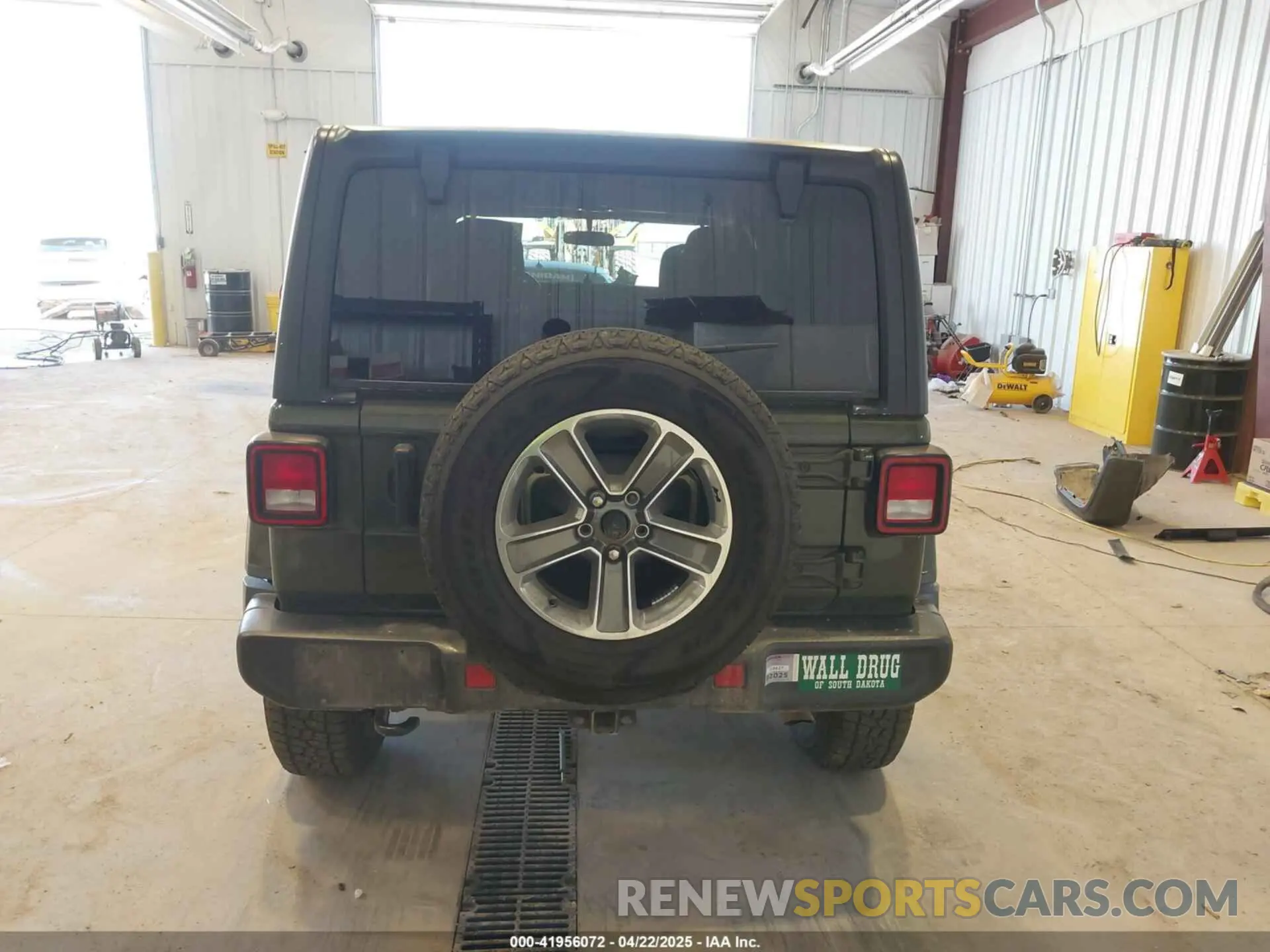 17 Photograph of a damaged car 1C4HJXEN2MW592565 JEEP WRANGLER UNLIMITED 2021