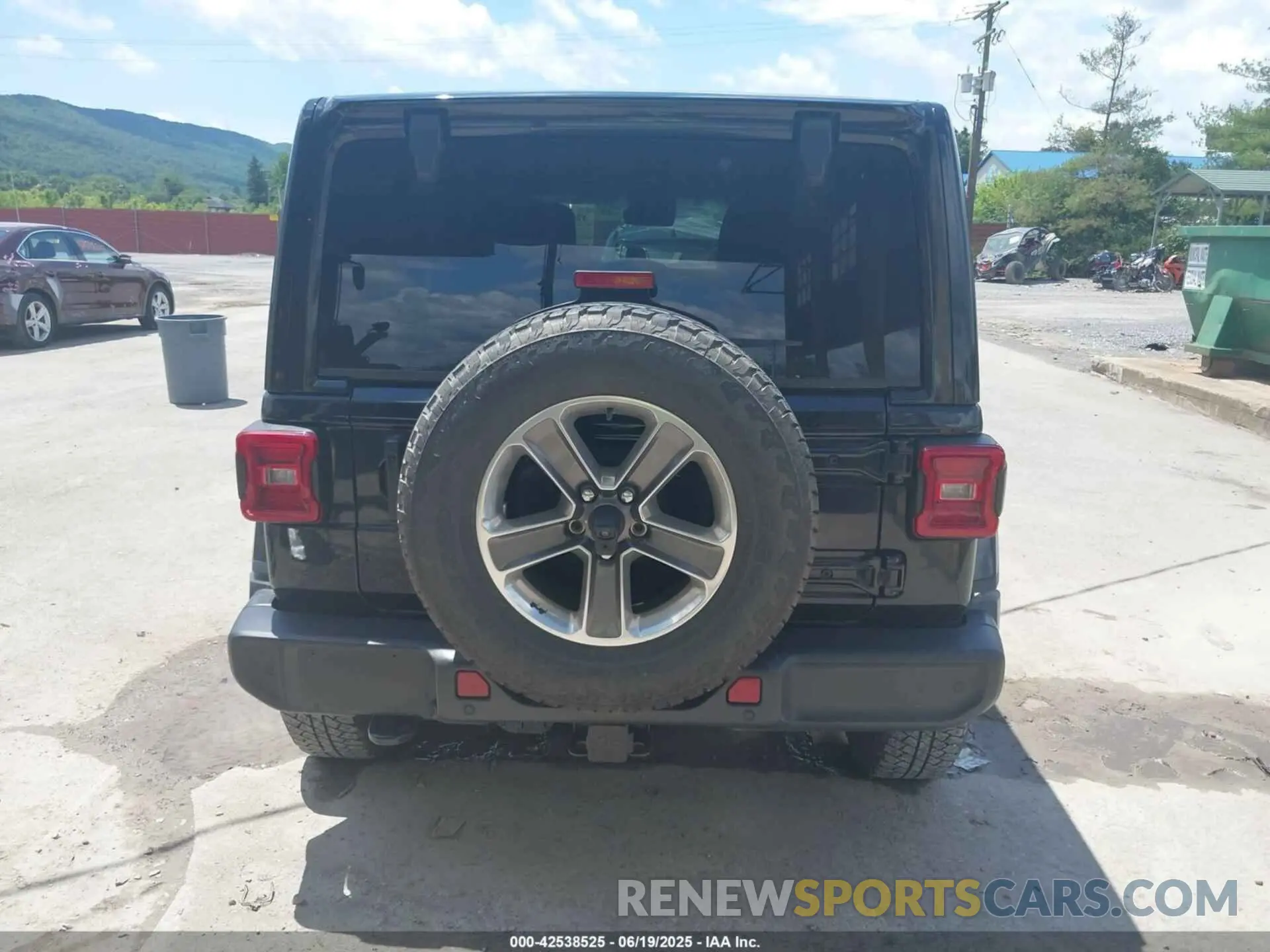 17 Photograph of a damaged car 1C4HJXEN4MW610287 JEEP WRANGLER UNLIMITED 2021