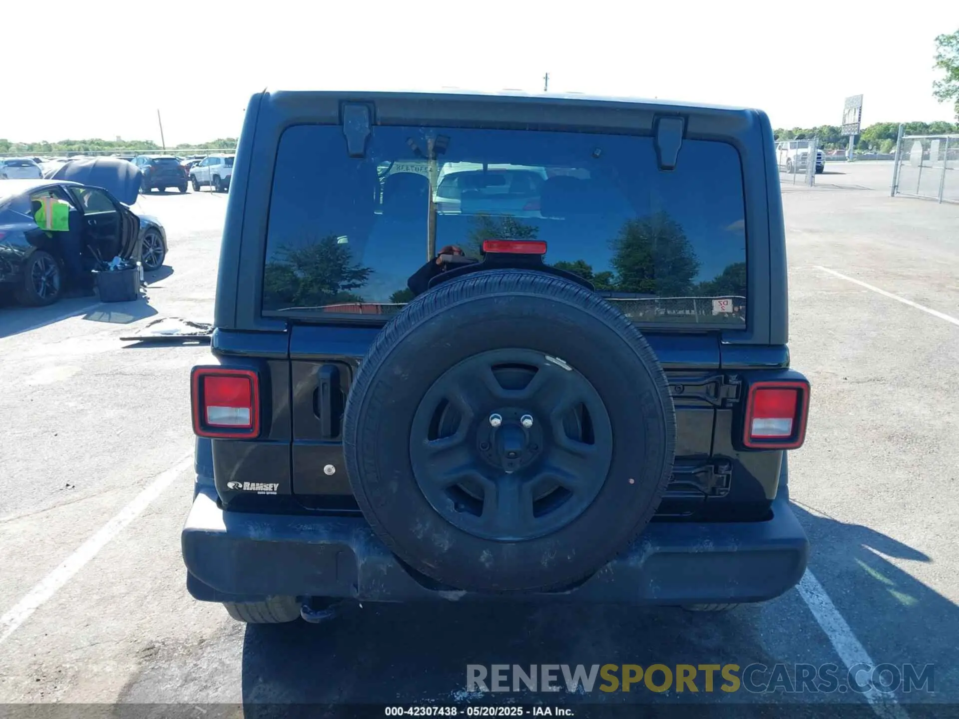 16 Photograph of a damaged car 1C4HJXDN4NW255589 JEEP WRANGLER UNLIMITED 2022