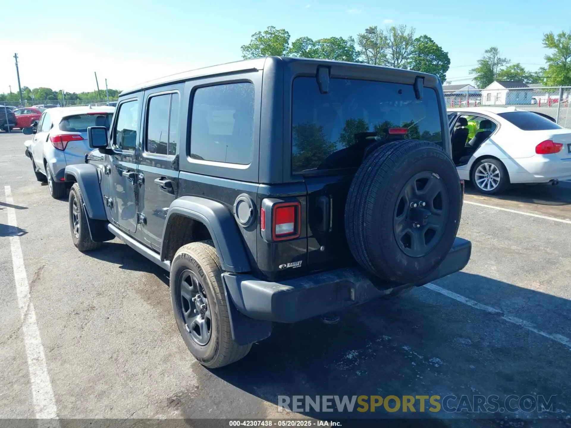 3 Photograph of a damaged car 1C4HJXDN4NW255589 JEEP WRANGLER UNLIMITED 2022