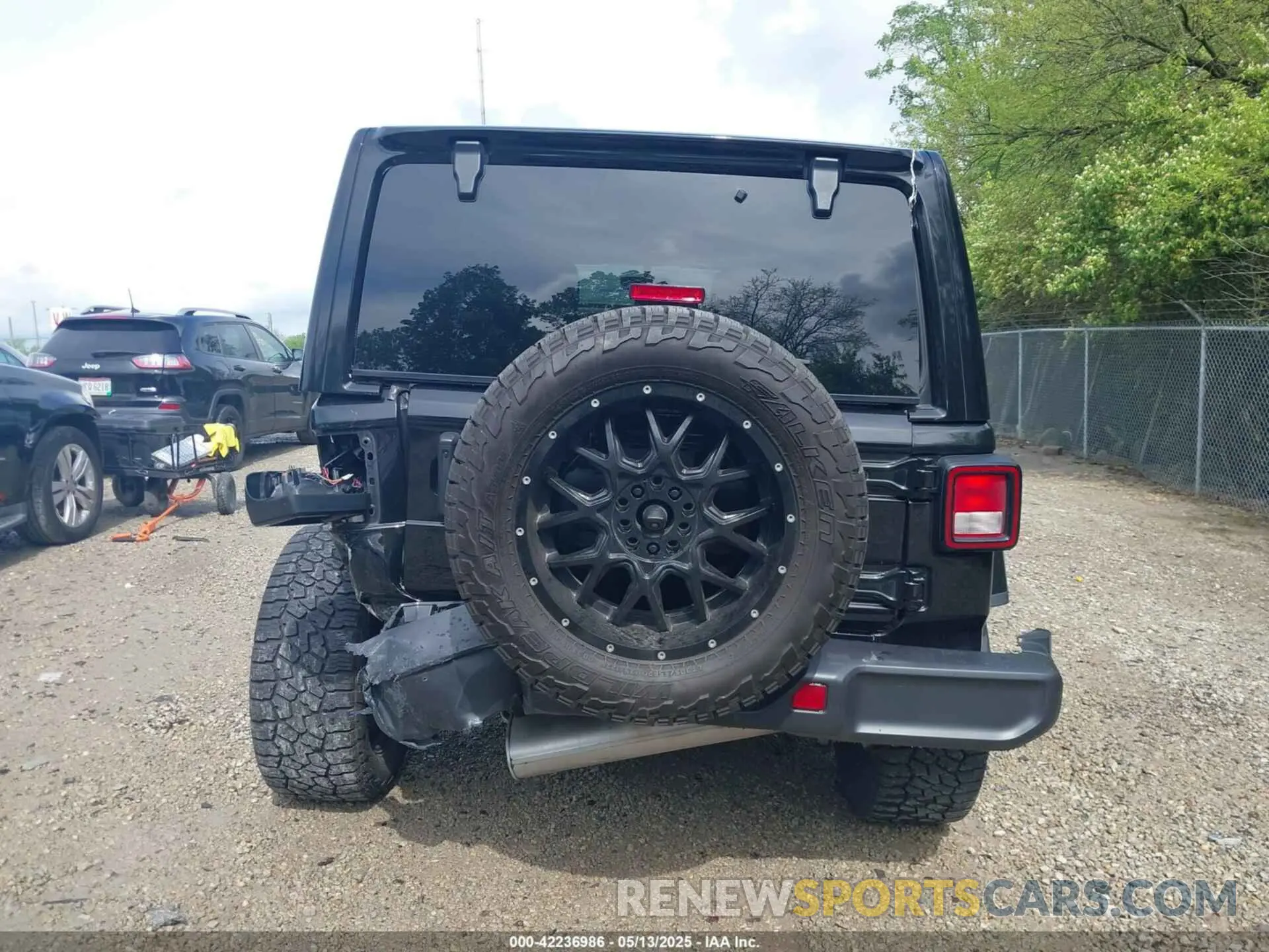 17 Photograph of a damaged car 1C4HJXEG6NW195167 JEEP WRANGLER UNLIMITED 2022