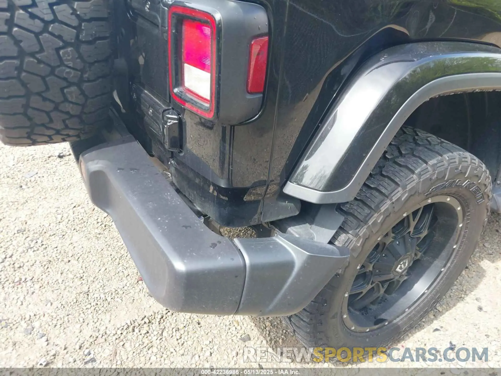 18 Photograph of a damaged car 1C4HJXEG6NW195167 JEEP WRANGLER UNLIMITED 2022