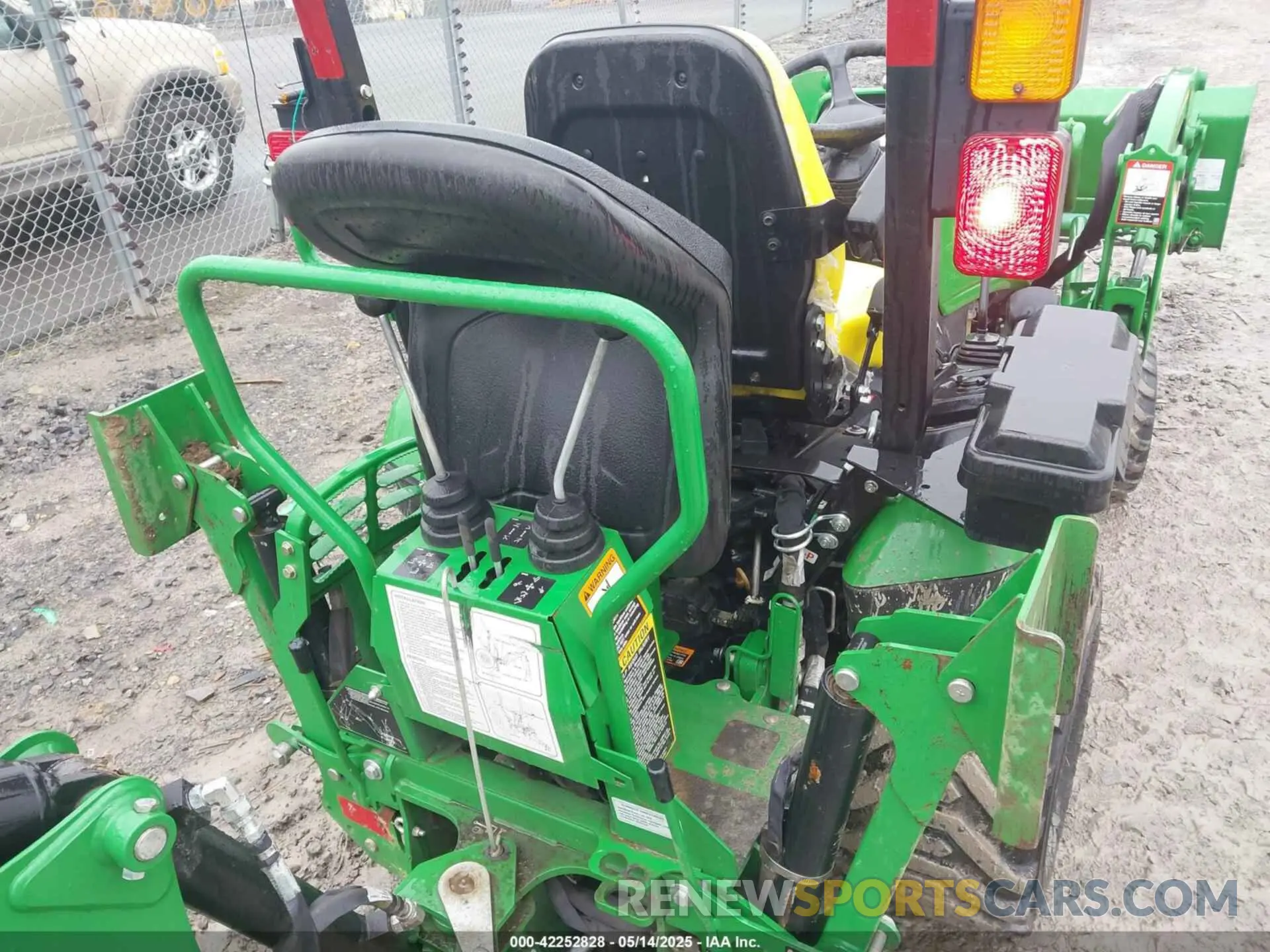 8 Photograph of a damaged car 1LV1025RHKK182699 JOHN DEERE 1025R 2019