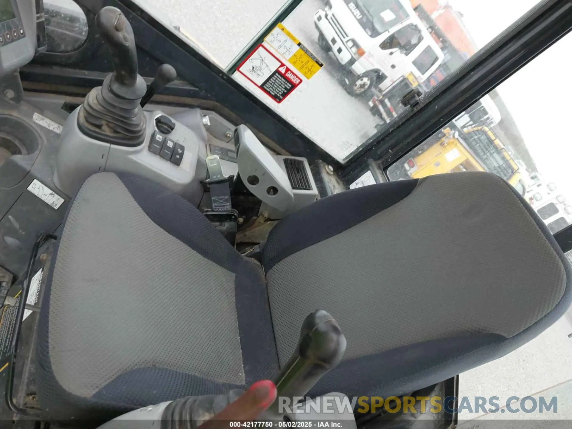 8 Photograph of a damaged car 1FF035GXVJK284311 JOHN DEERE 35G 2019