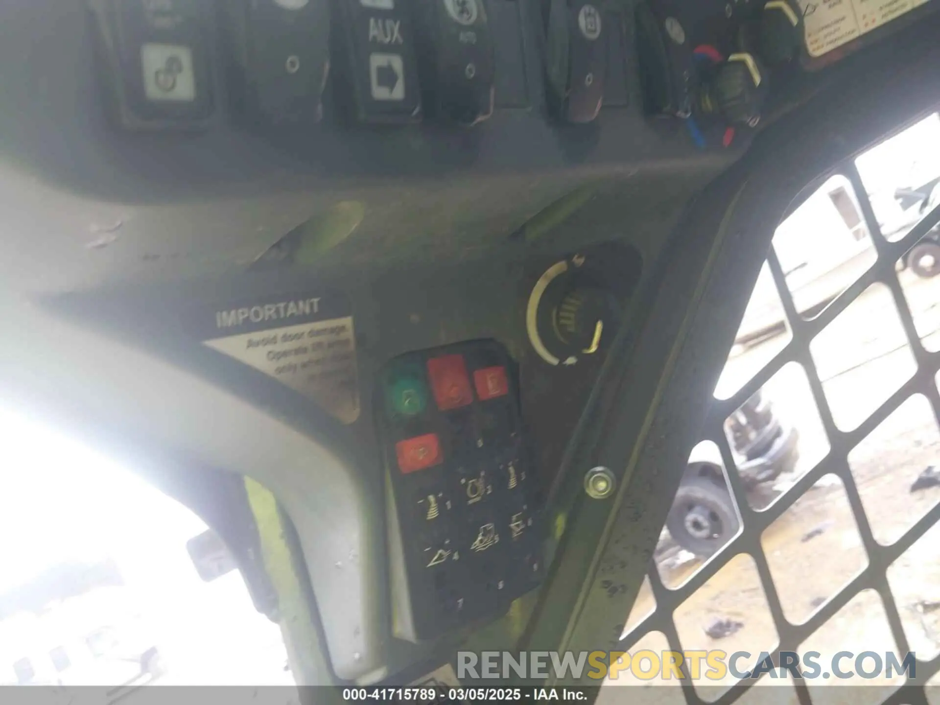 7 Photograph of a damaged car 1T0333GMJLF388475 JOHN DEERE SKIDSTEER 333G 2020