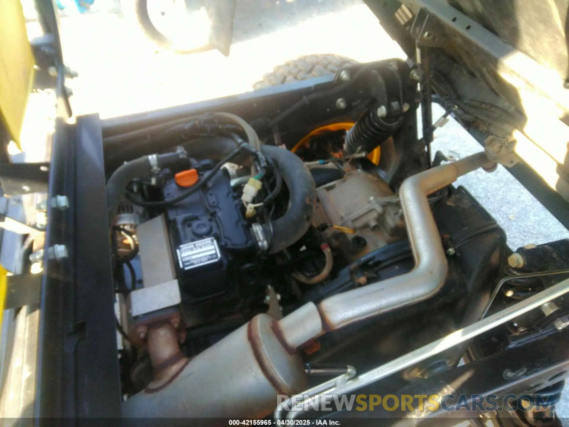 10 Photograph of a damaged car 1M0855MBTNM050201 JOHN DEERE XUV 855M 2022