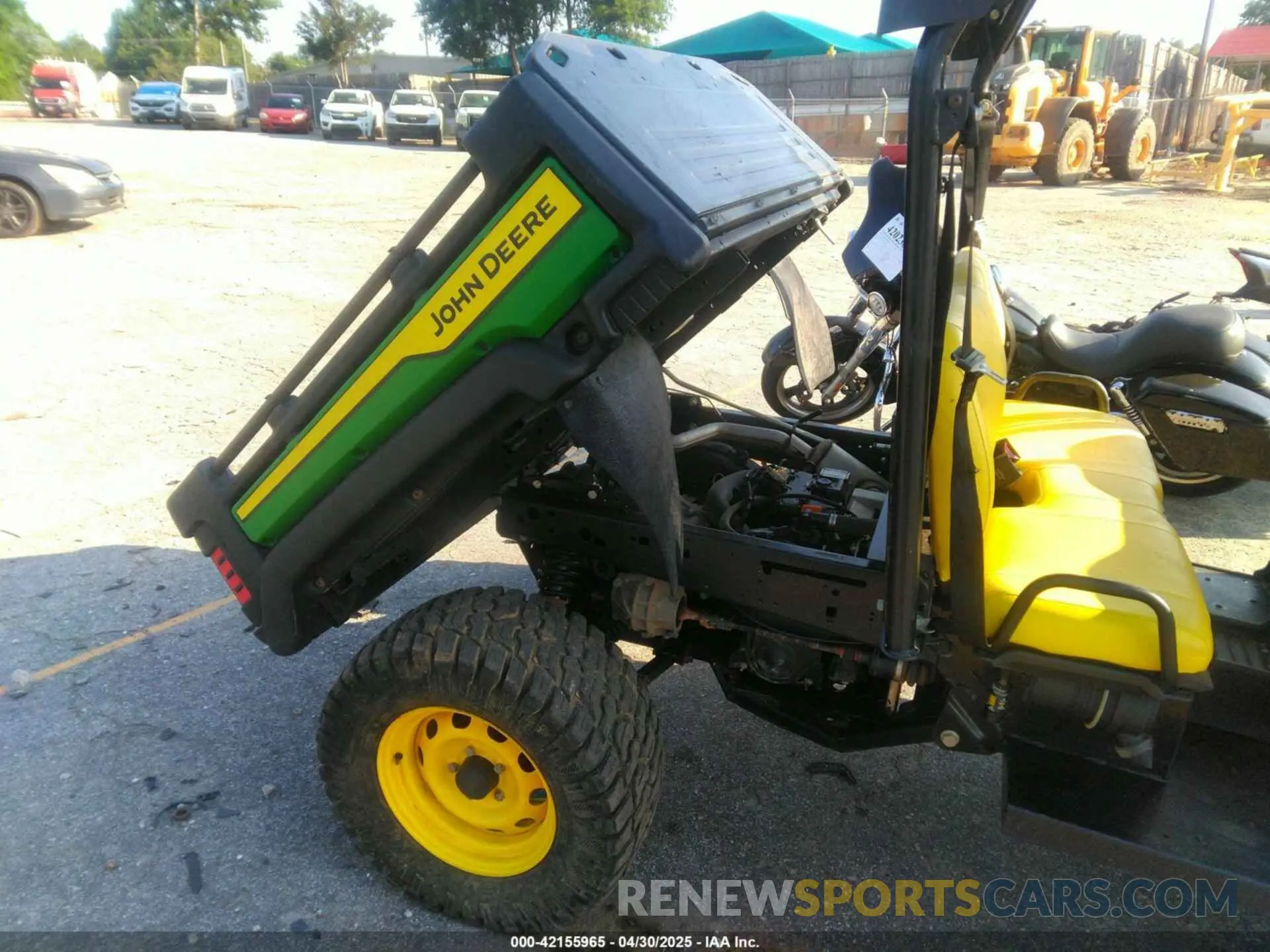 12 Photograph of a damaged car 1M0855MBTNM050201 JOHN DEERE XUV 855M 2022