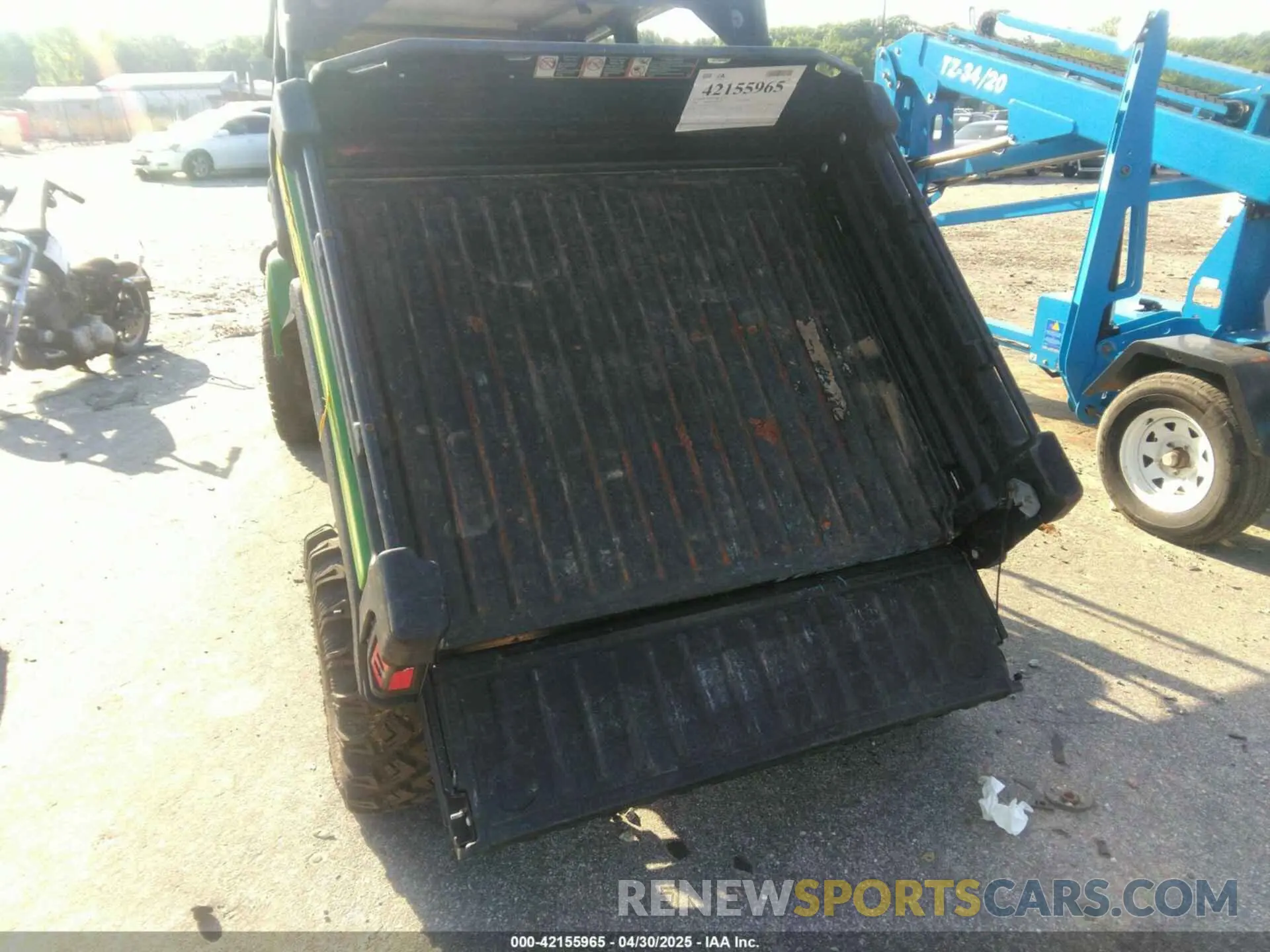 13 Photograph of a damaged car 1M0855MBTNM050201 JOHN DEERE XUV 855M 2022