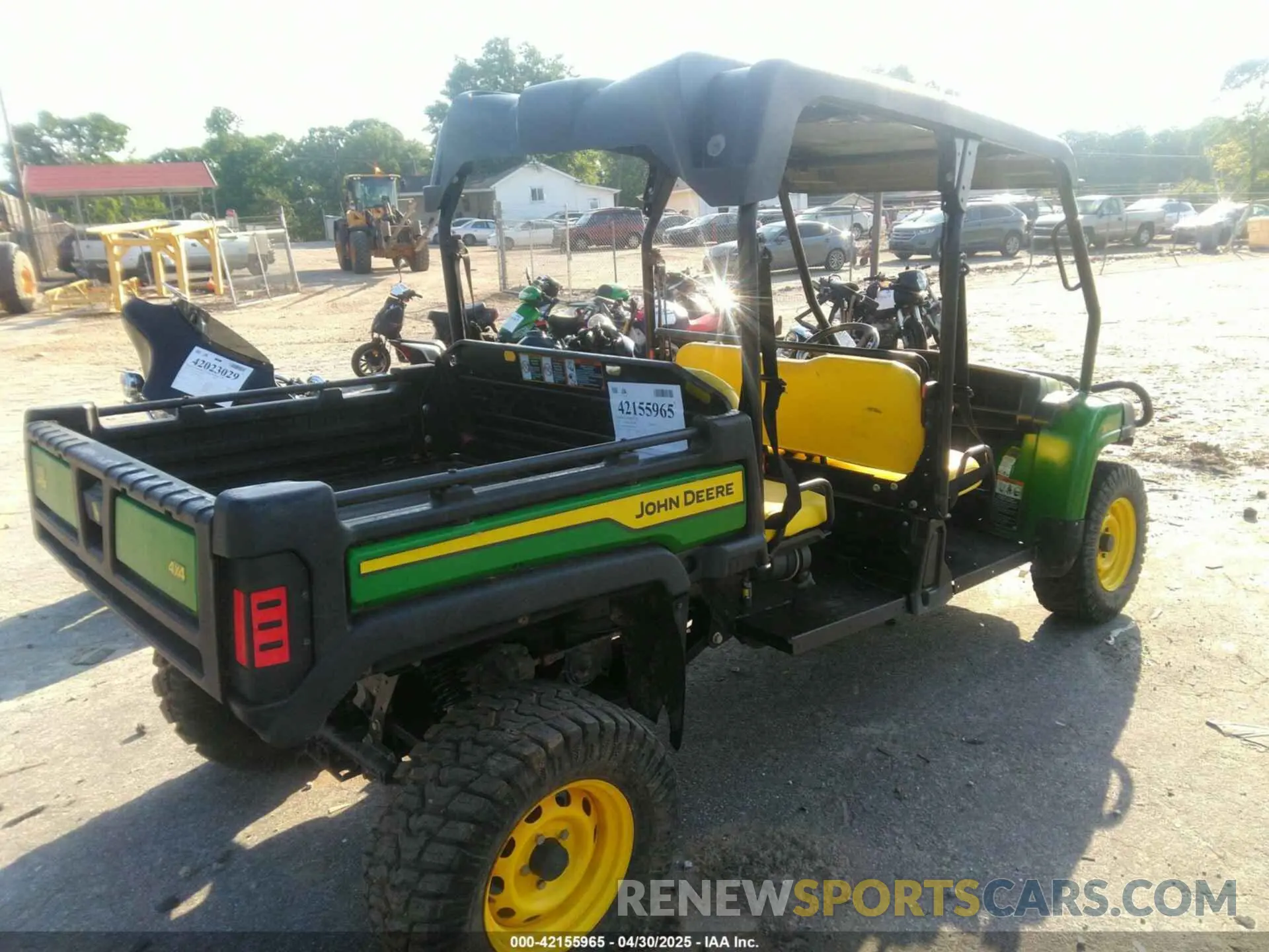 4 Photograph of a damaged car 1M0855MBTNM050201 JOHN DEERE XUV 855M 2022