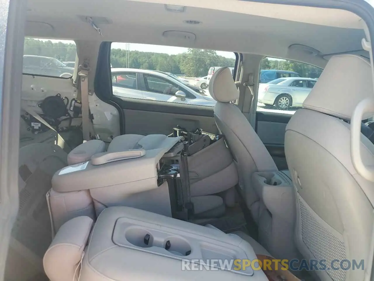 11 Photograph of a damaged car KNDMB5C15K6511359 KIA All Models 2019