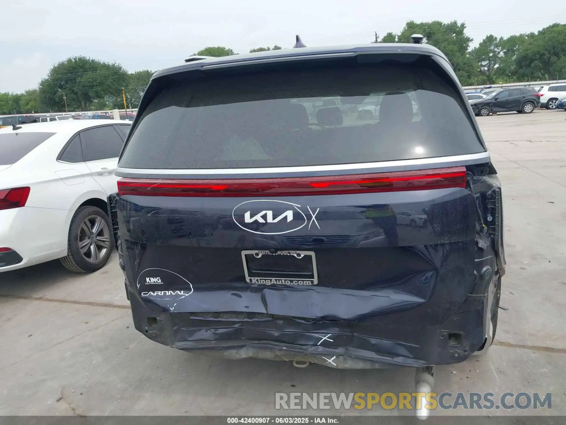 17 Photograph of a damaged car KNDNC5K38S6505527 KIA CARNIVAL 2025