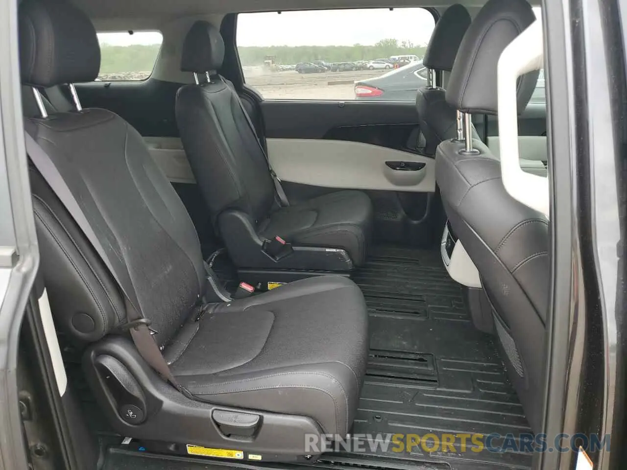 11 Photograph of a damaged car KNDNC5H32R6395835 KIA CARNIVAL E 2024