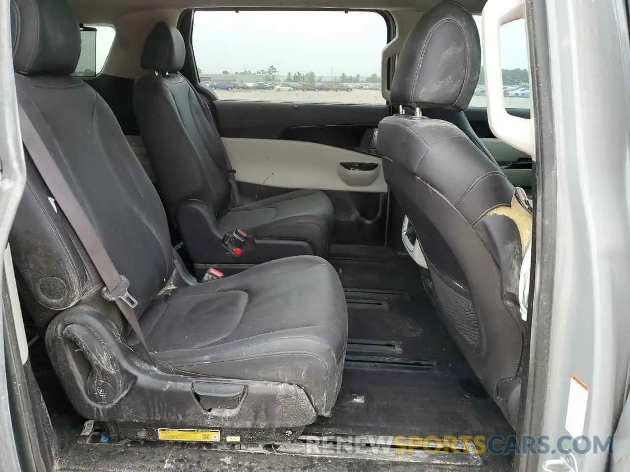 11 Photograph of a damaged car KNDNC5H33R6433489 KIA CARNIVAL E 2024