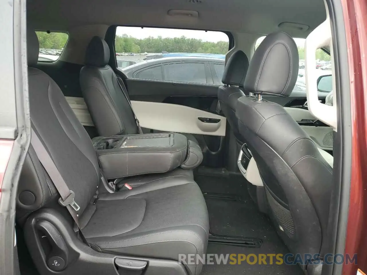 11 Photograph of a damaged car KNDNC5H39R6316631 KIA CARNIVAL E 2024