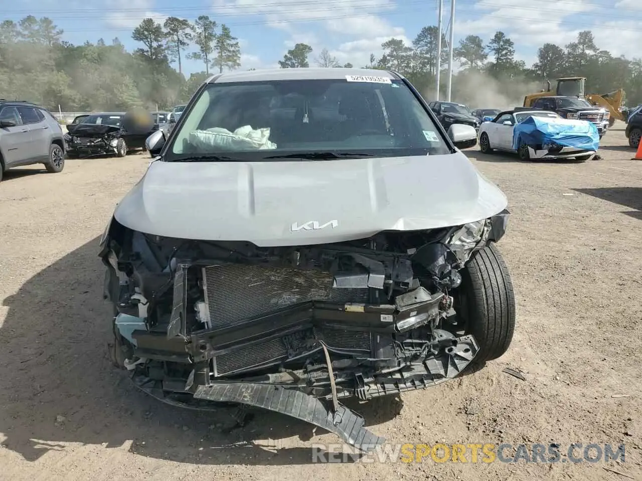 5 Photograph of a damaged car KNDNC5H39R6374724 KIA CARNIVAL E 2024