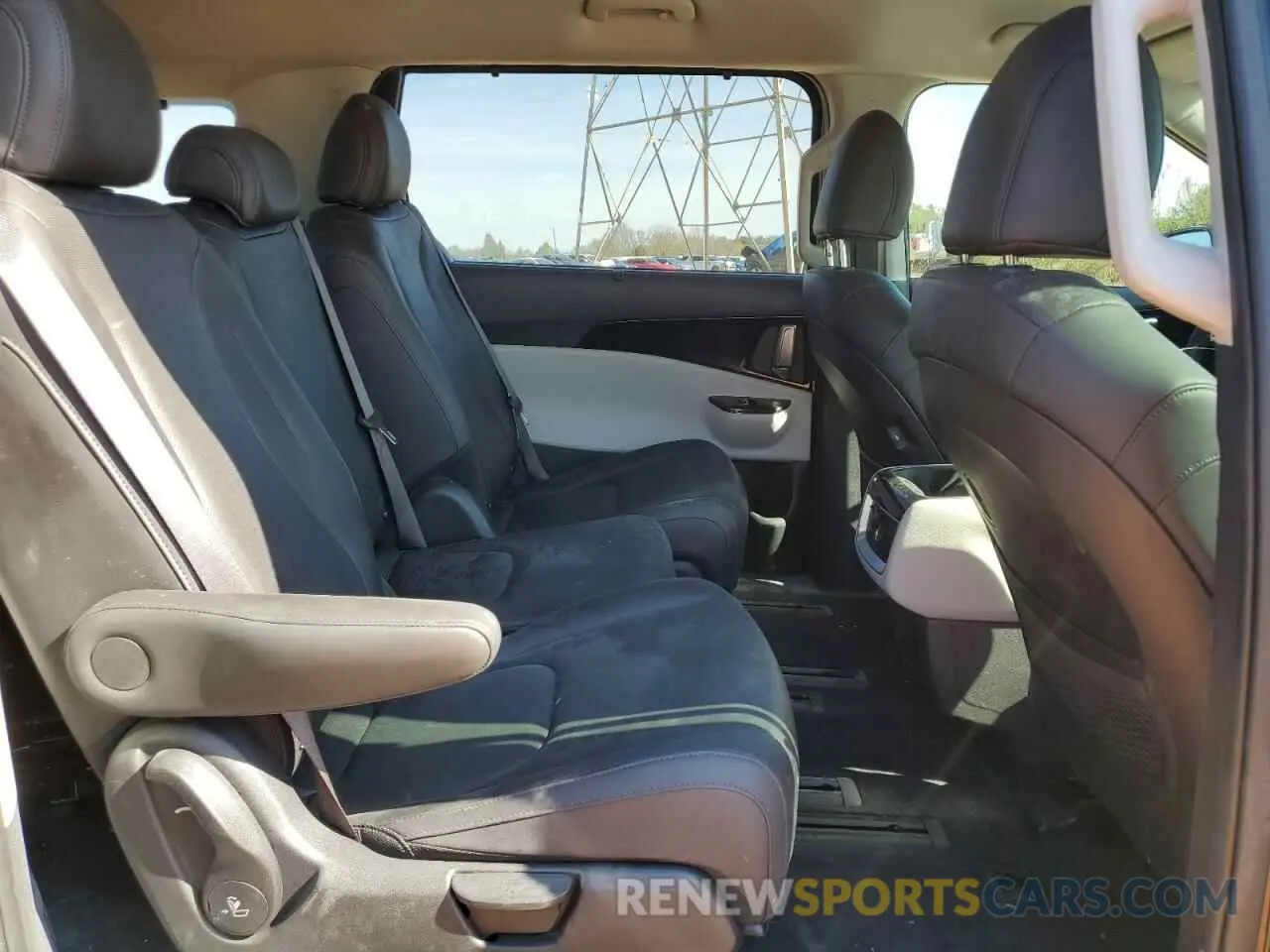 11 Photograph of a damaged car KNDNC5H3XR6373095 KIA CARNIVAL E 2024