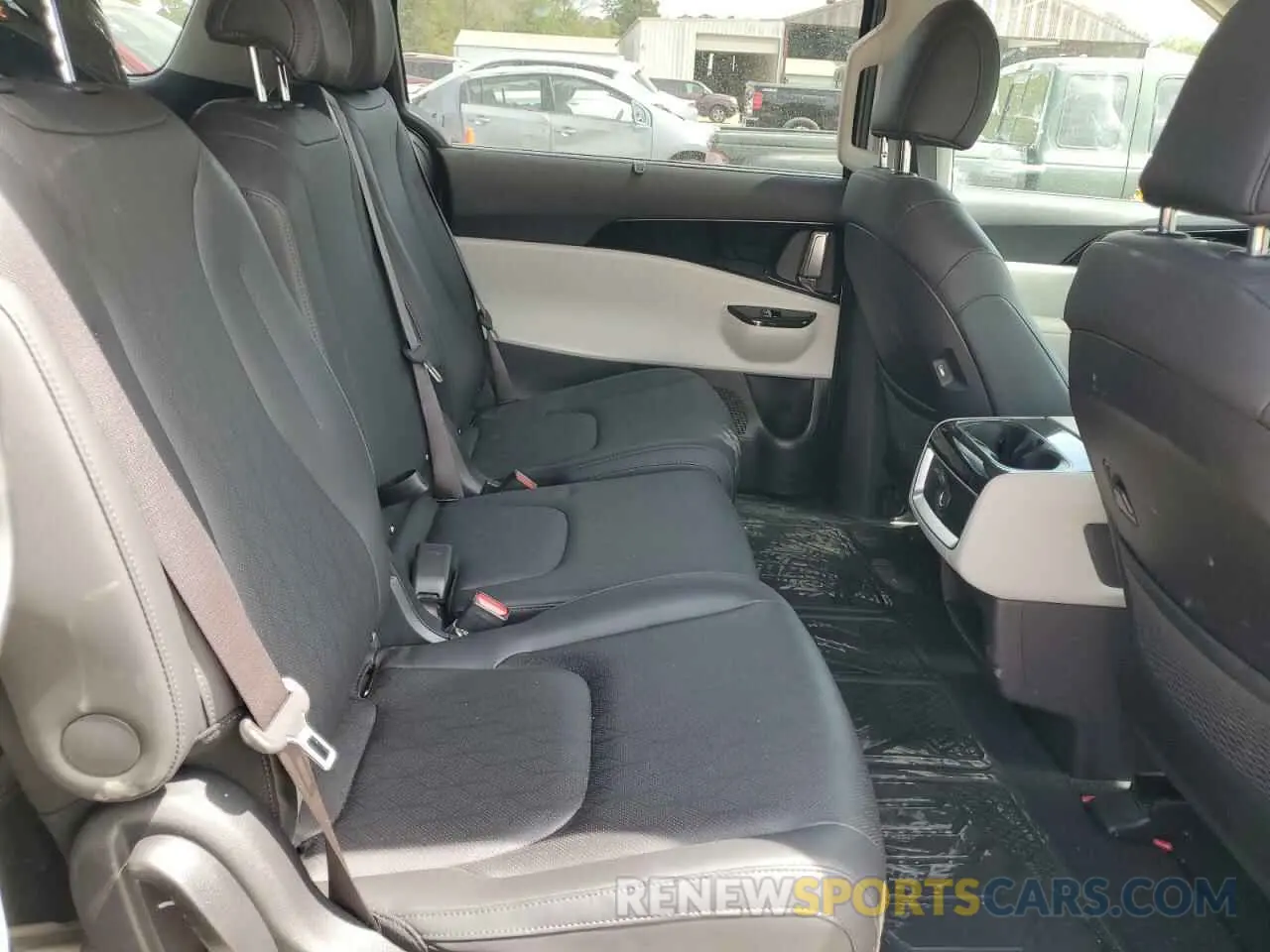 11 Photograph of a damaged car KNDNC5H3XR6404619 KIA CARNIVAL E 2024