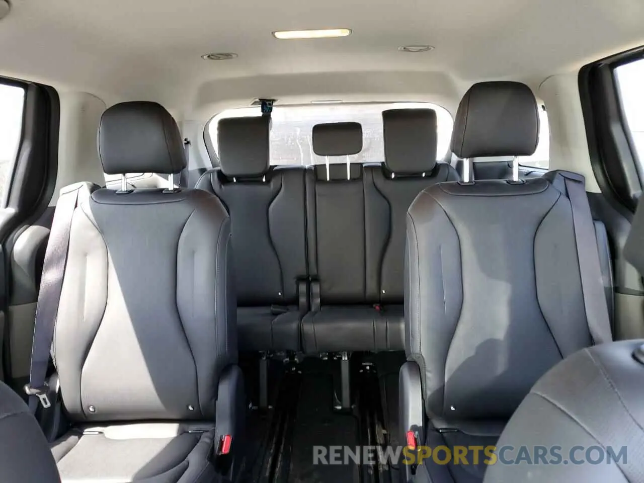 10 Photograph of a damaged car KNDNC5KA8S6040956 KIA CARNIVAL E 2025