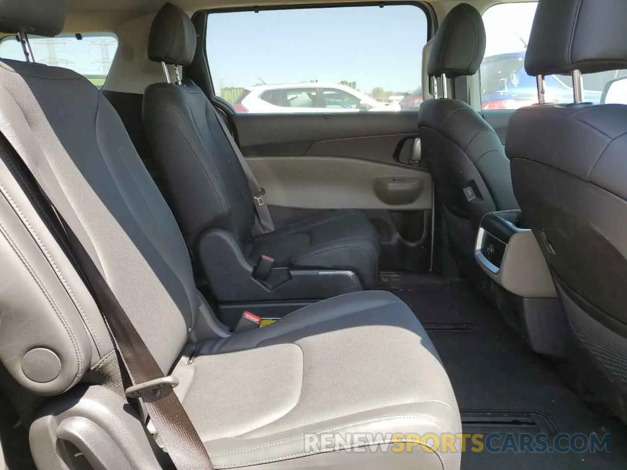 11 Photograph of a damaged car KNDNC5KA8S6040956 KIA CARNIVAL E 2025