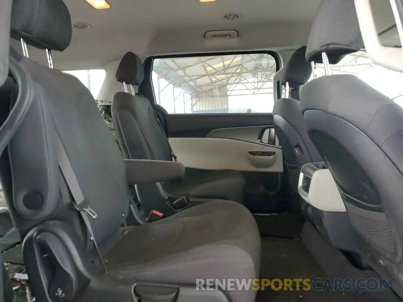 11 Photograph of a damaged car KNDNB4H30N6082418 KIA CARNIVAL L 2022