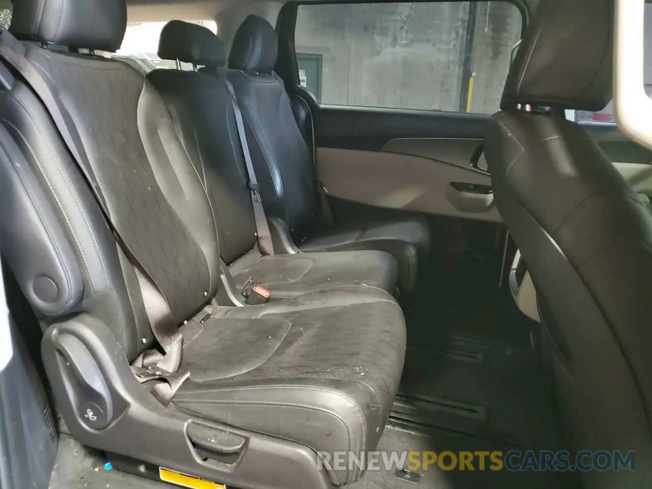 11 Photograph of a damaged car KNDNB4H30N6131911 KIA CARNIVAL L 2022
