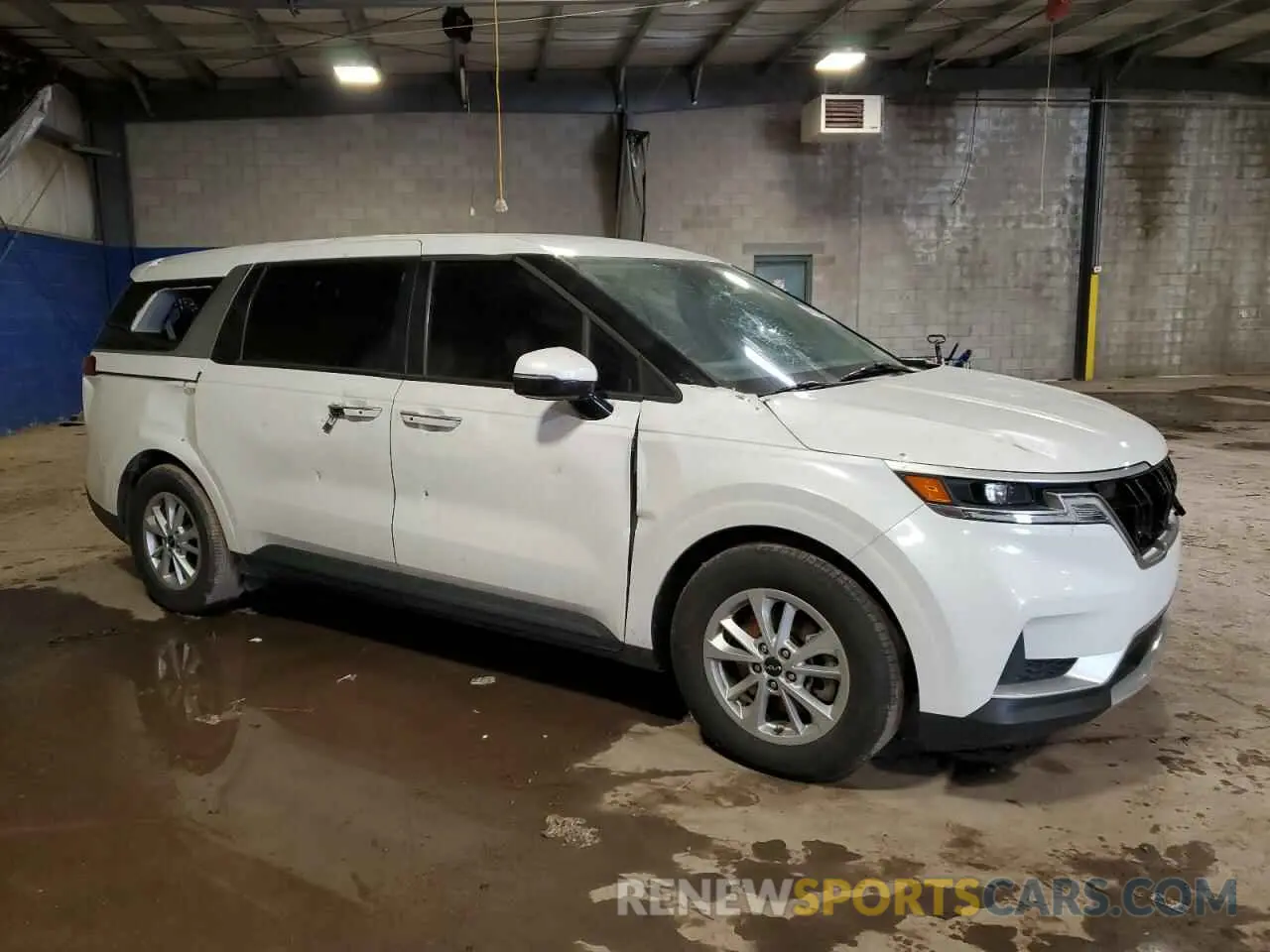 4 Photograph of a damaged car KNDNB4H30N6131911 KIA CARNIVAL L 2022