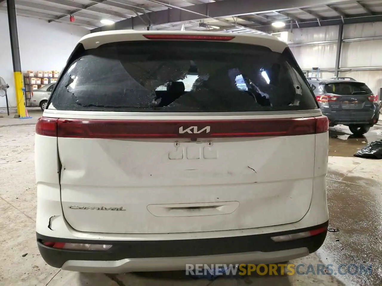6 Photograph of a damaged car KNDNB4H30N6131911 KIA CARNIVAL L 2022
