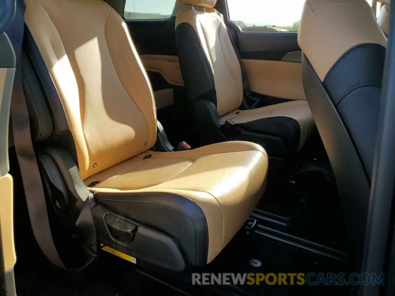 11 Photograph of a damaged car KNDNB4H31N6097820 KIA CARNIVAL L 2022