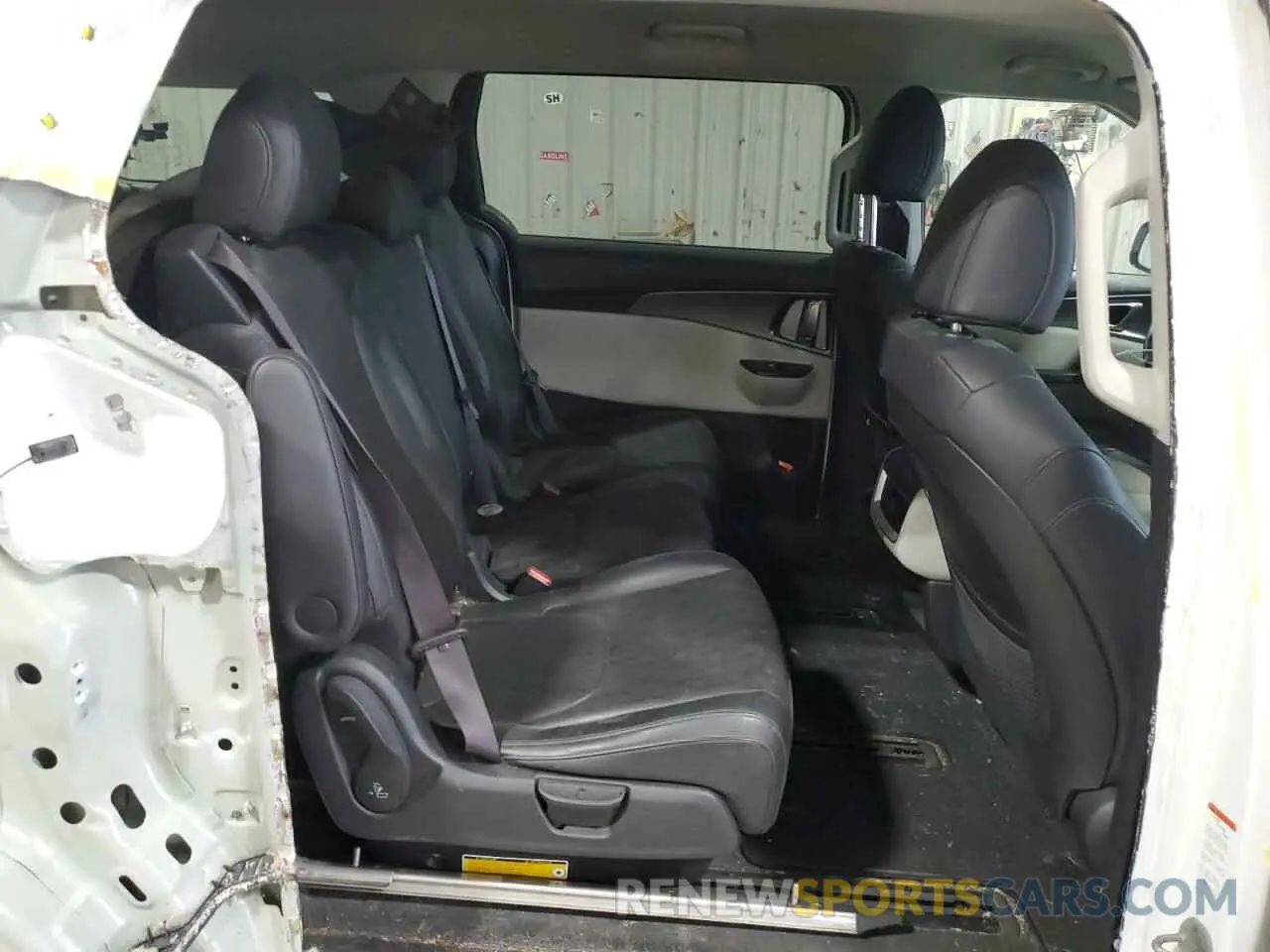 11 Photograph of a damaged car KNDNB4H31N6124563 KIA CARNIVAL L 2022