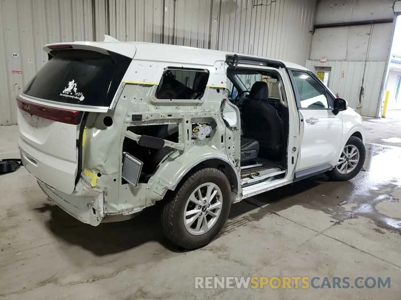 3 Photograph of a damaged car KNDNB4H31N6124563 KIA CARNIVAL L 2022