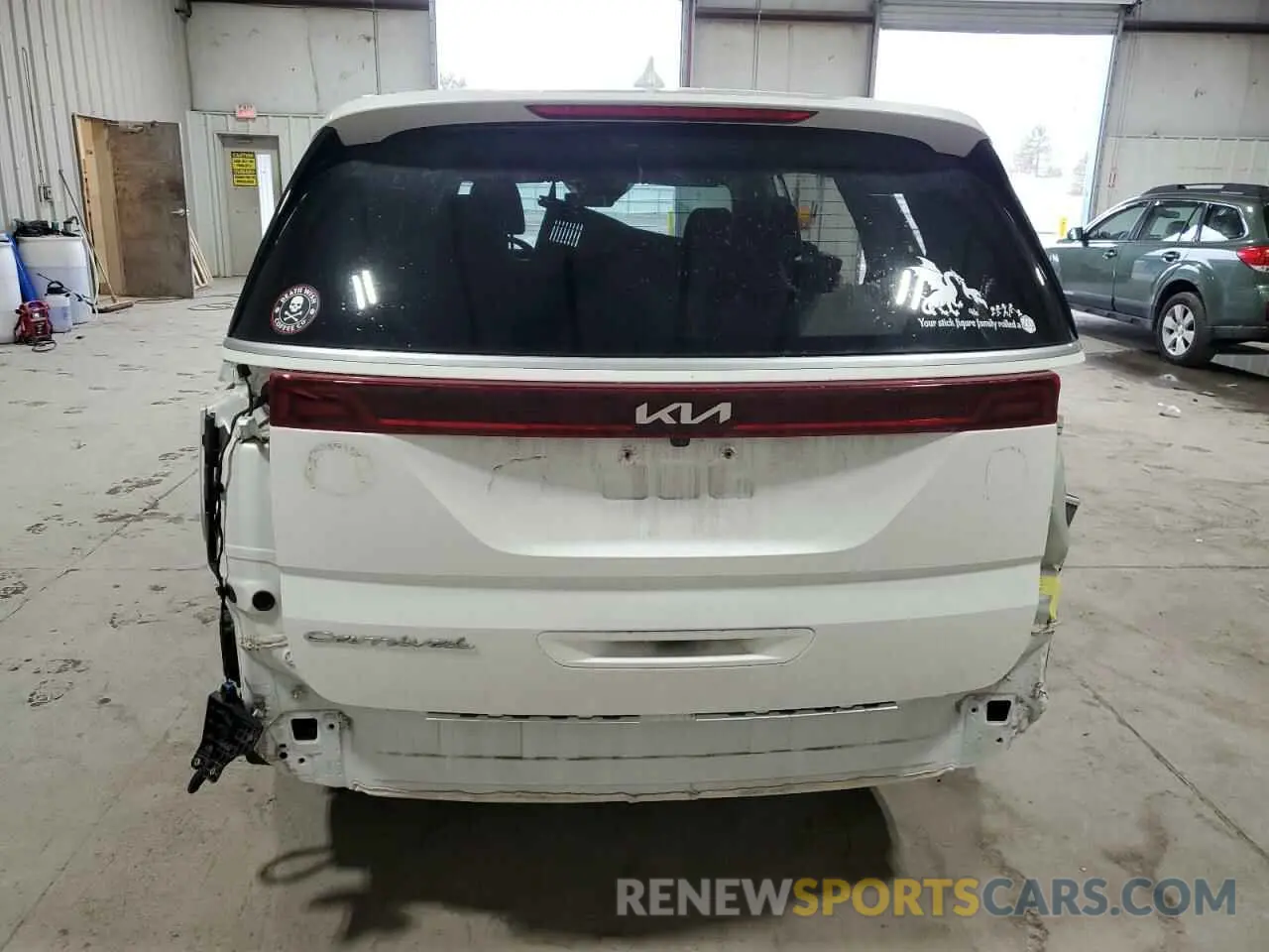 6 Photograph of a damaged car KNDNB4H31N6124563 KIA CARNIVAL L 2022