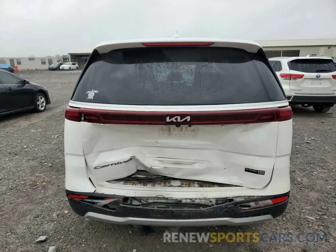 6 Photograph of a damaged car KNDNB4H33N6103374 KIA CARNIVAL L 2022