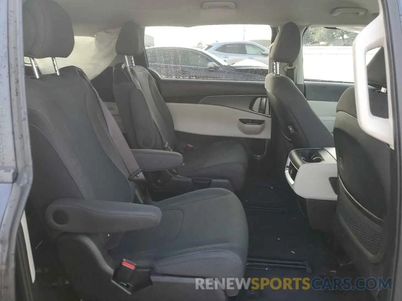 11 Photograph of a damaged car KNDNB4H33N6134253 KIA CARNIVAL L 2022